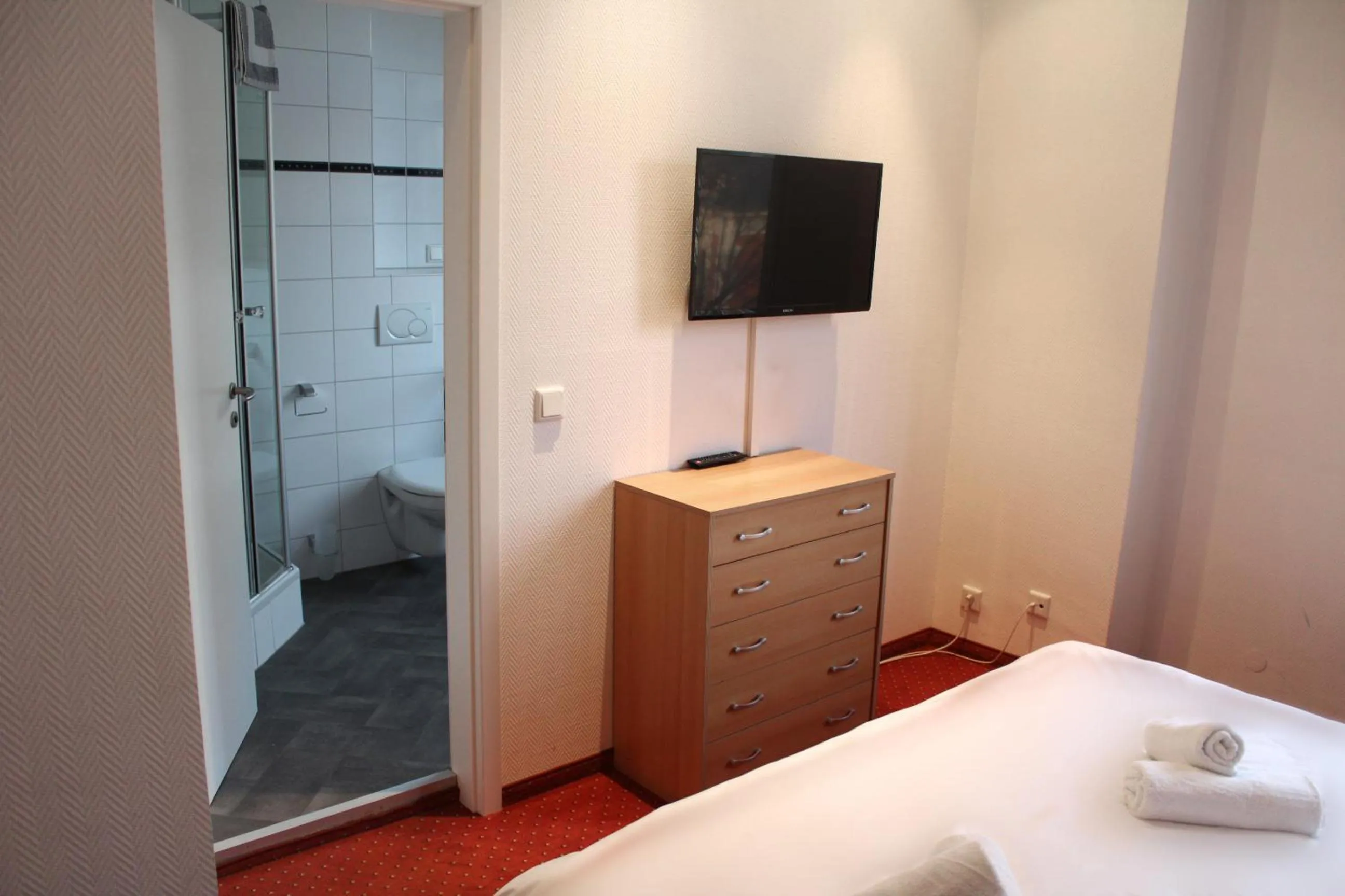 Shower, Bed in Hotel Mozart Bonn