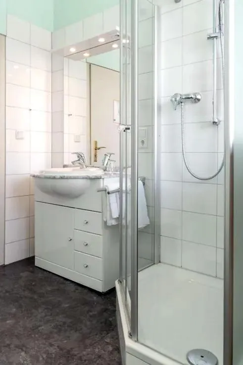 Shower in Hotel Mozart Bonn
