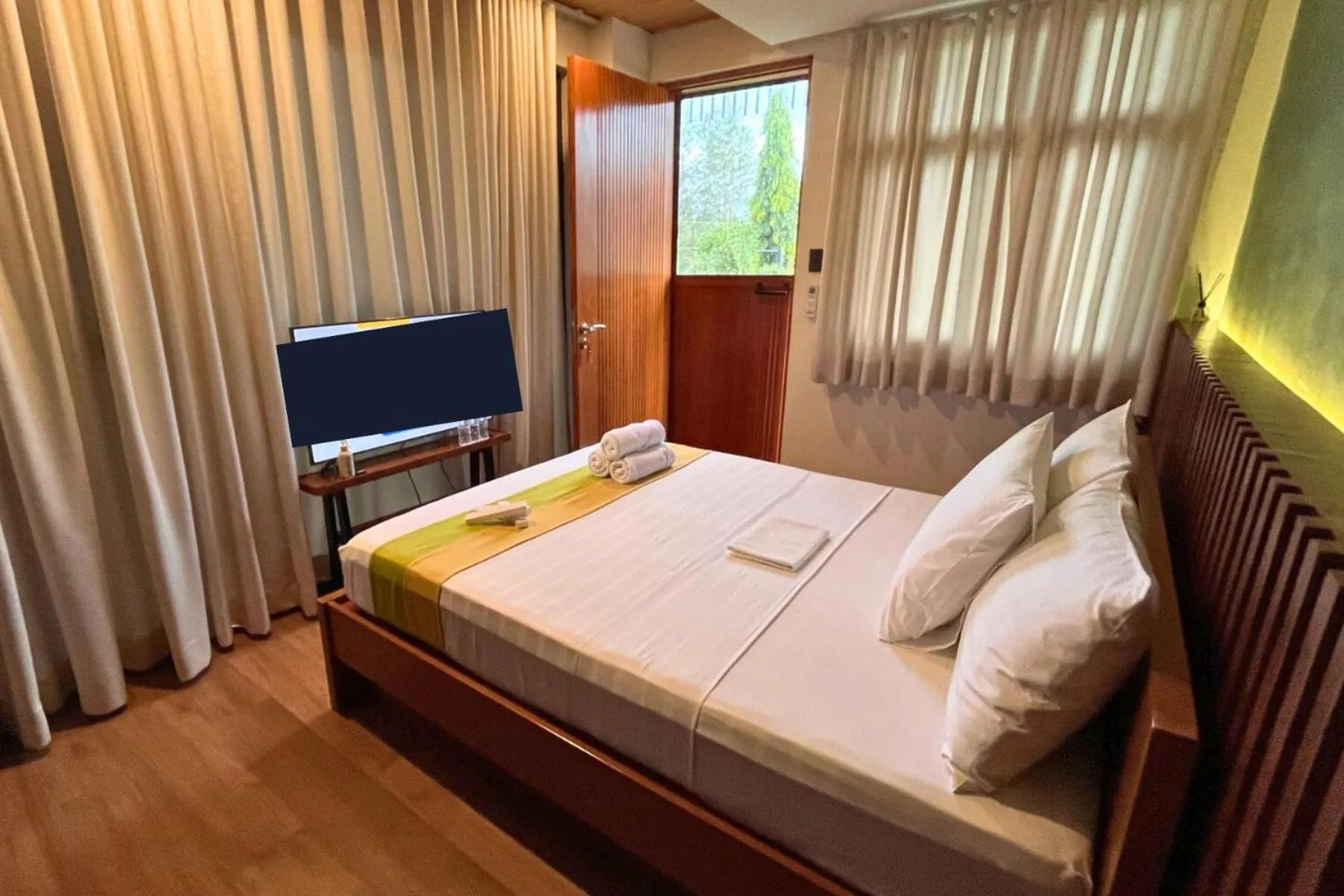 Communal lounge/ TV room, Bed in Mula De La Paz