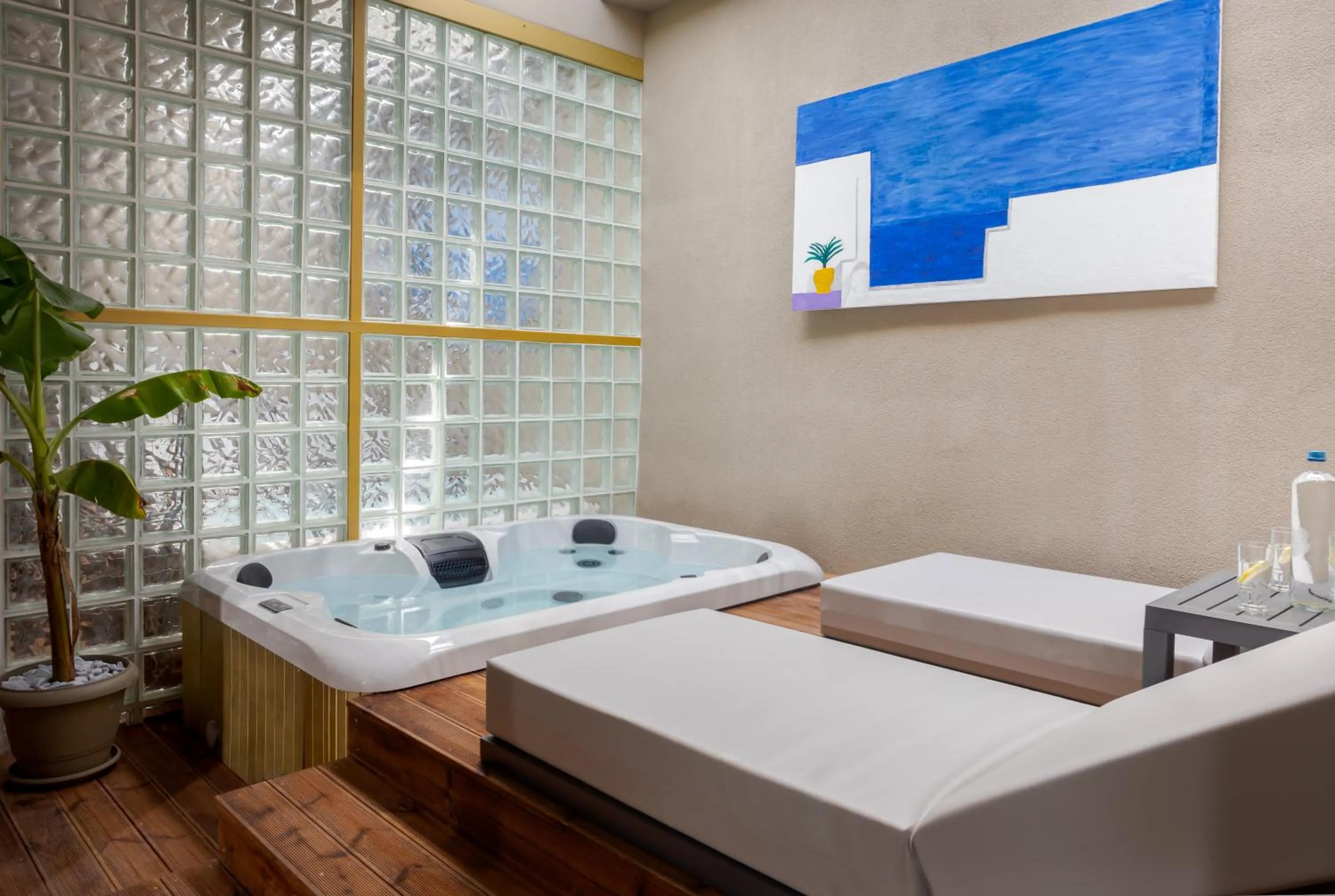 Hot Tub, Bed in Royal Gold City Suites by Omilos Hotels