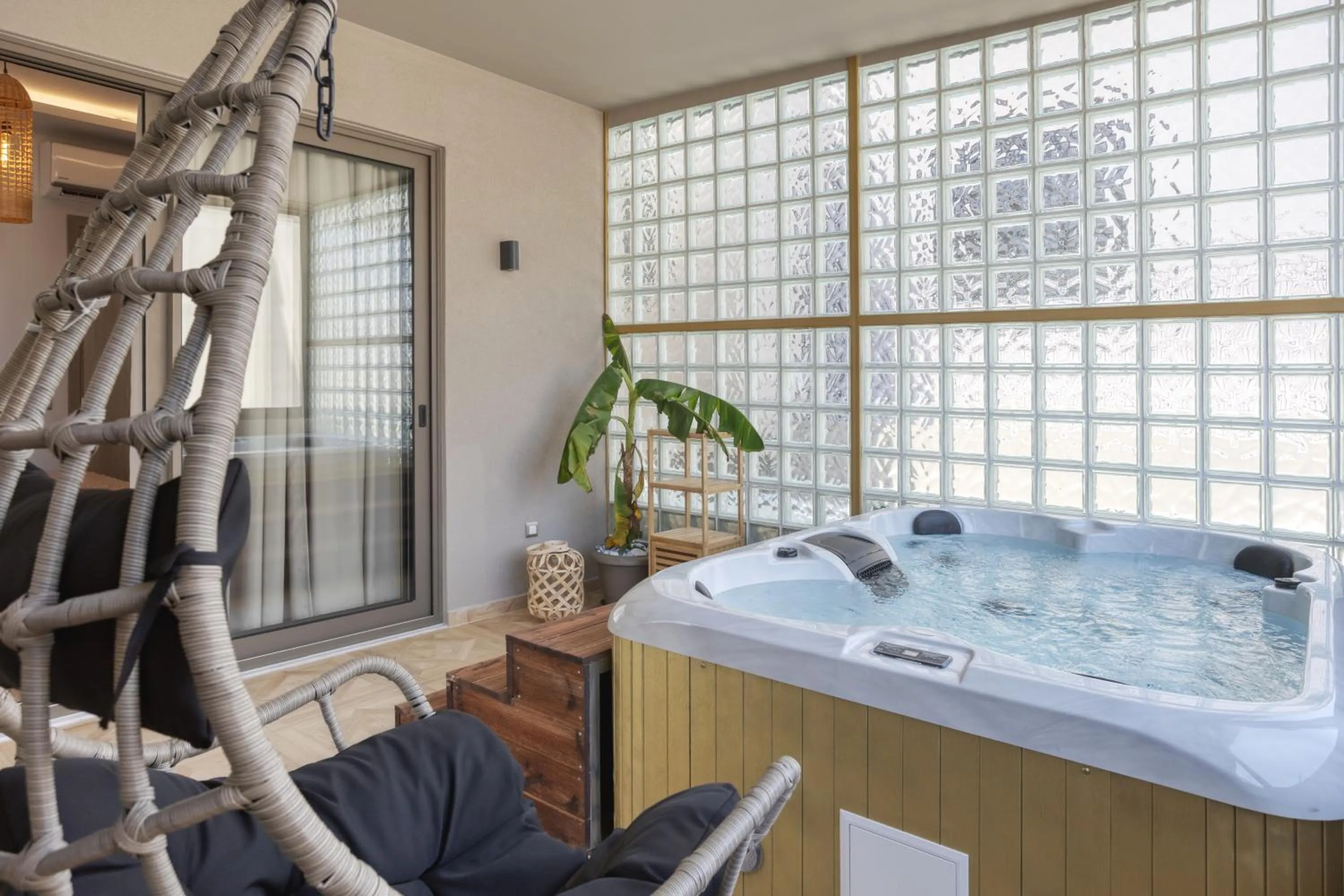 Hot Tub in Royal Gold City Suites by Omilos Hotels