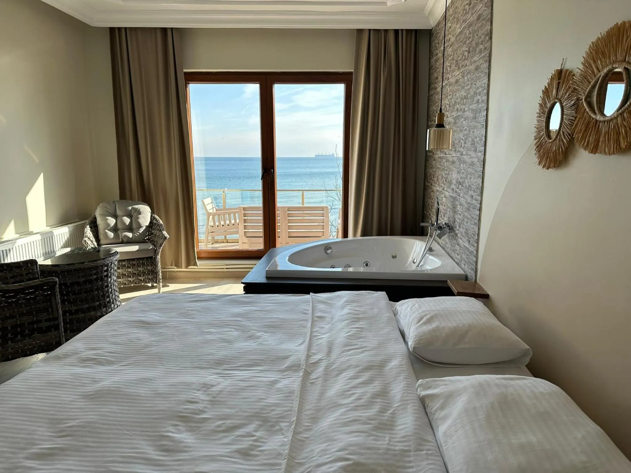 Bedroom, Bed in Kingway Suite