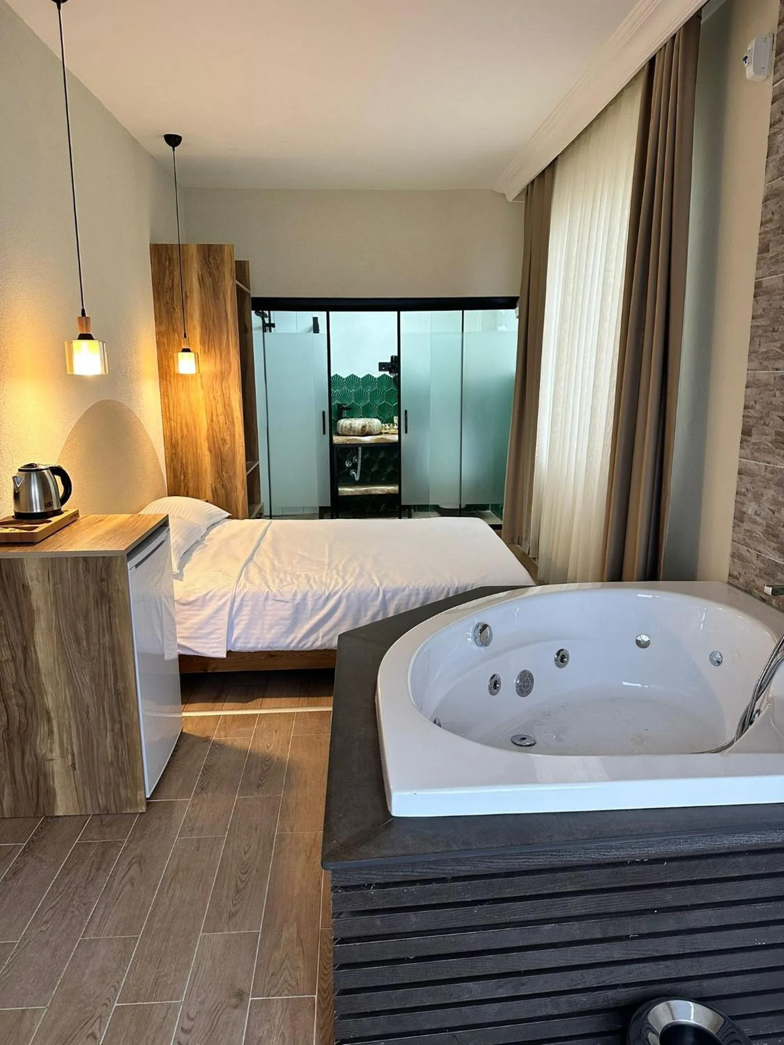 Bedroom, Bed in Kingway Suite