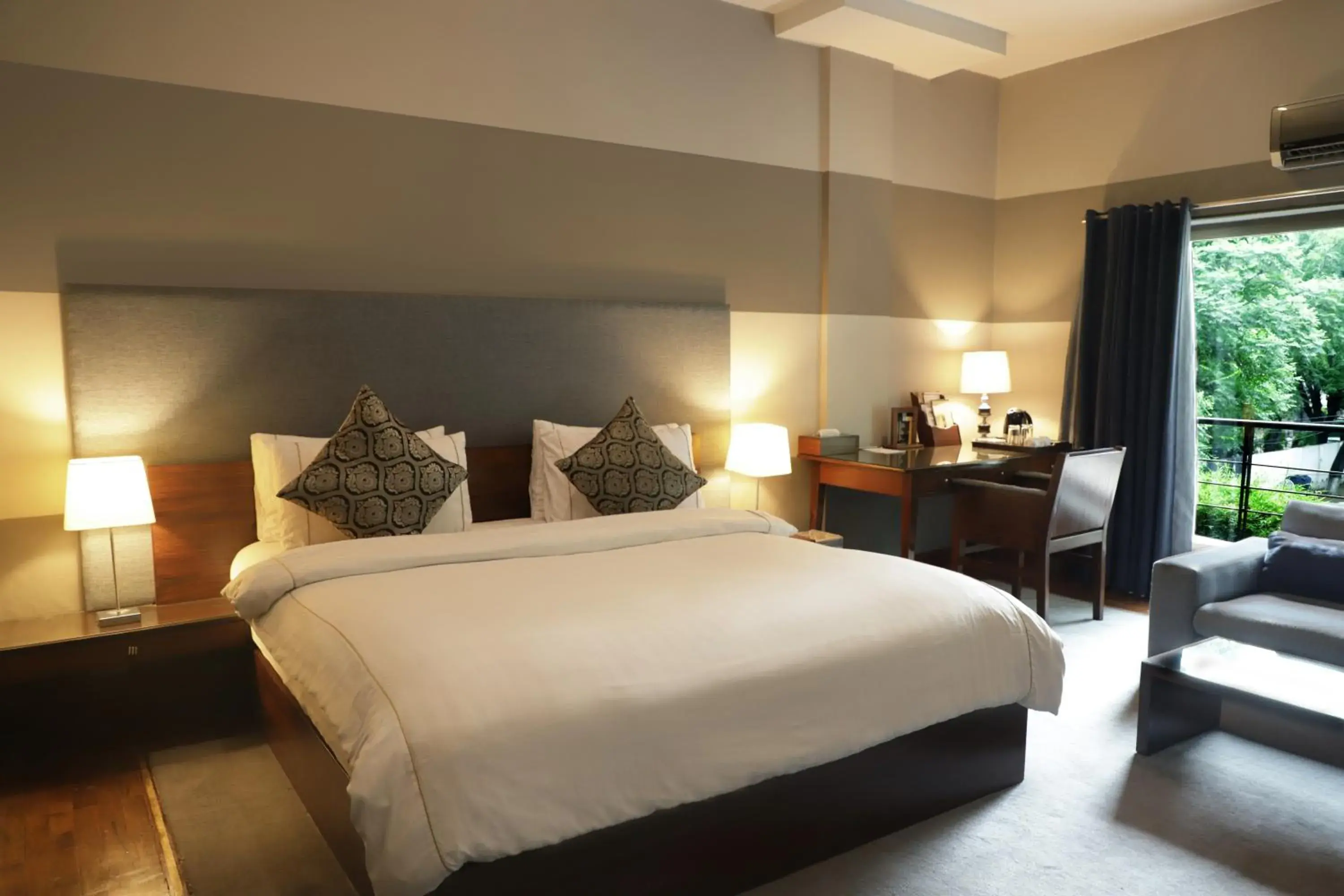 Queen Room with Pool View in The Residency Hotel Queen Room with Pool View in The Residency Hotel