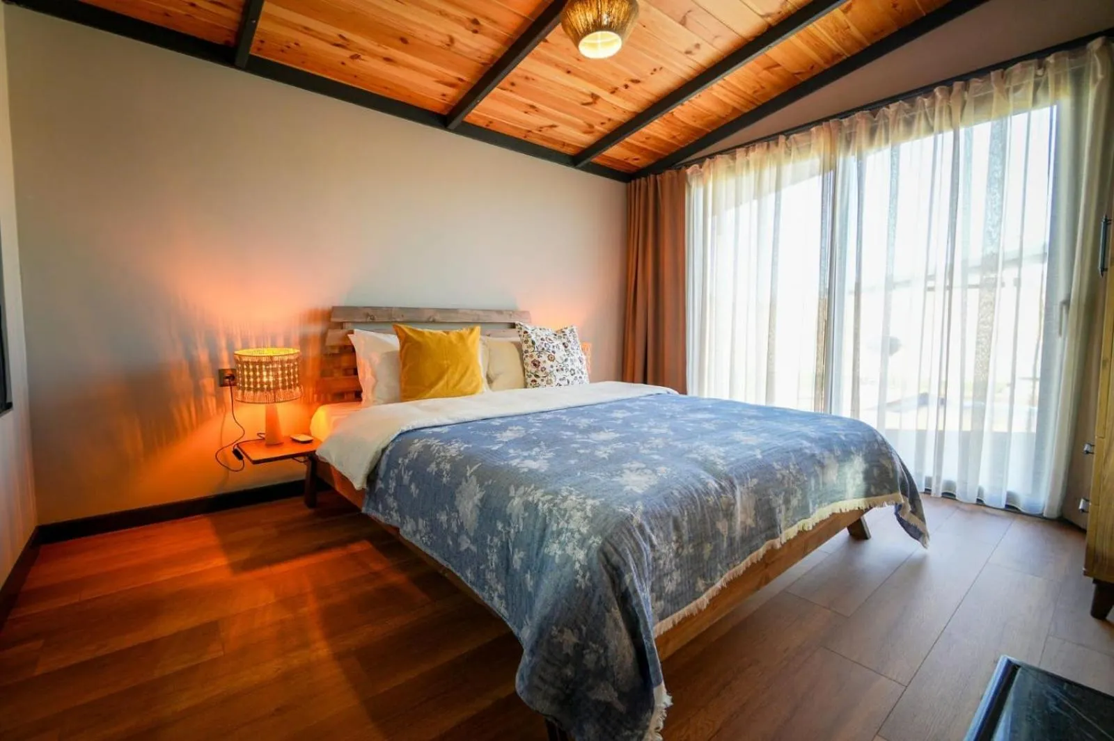 Living room, Bed in Vital Göl Sapanca Özel Havuzlu Bungalov & Villa