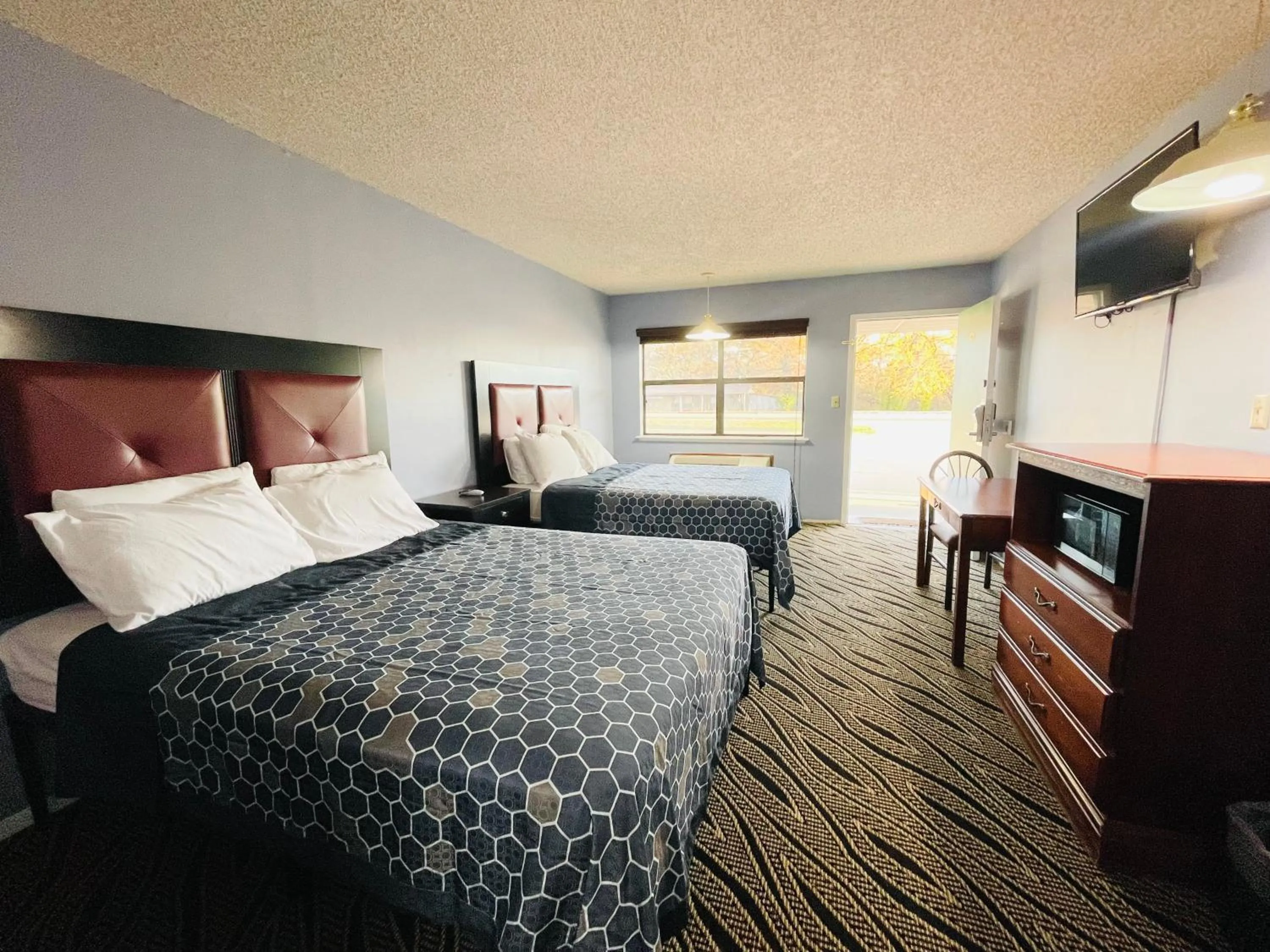 Bed in Americas Best Value Inn Jay