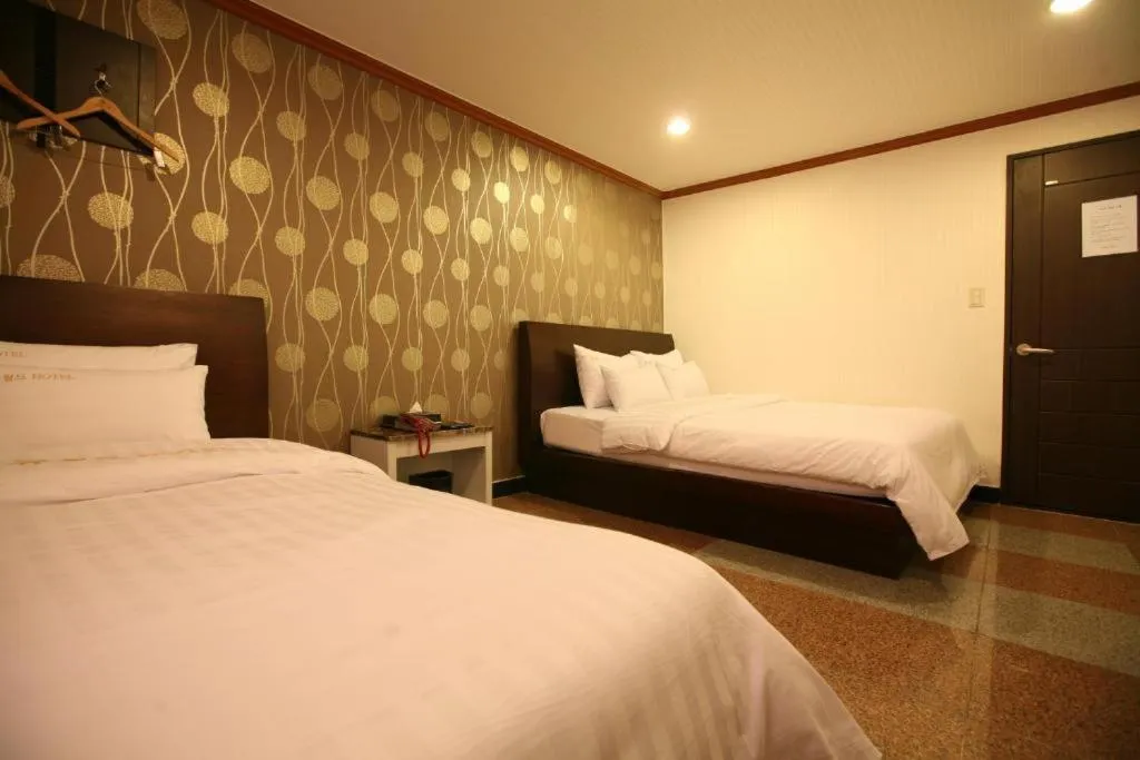 Bed in New World Hotel Yongsan