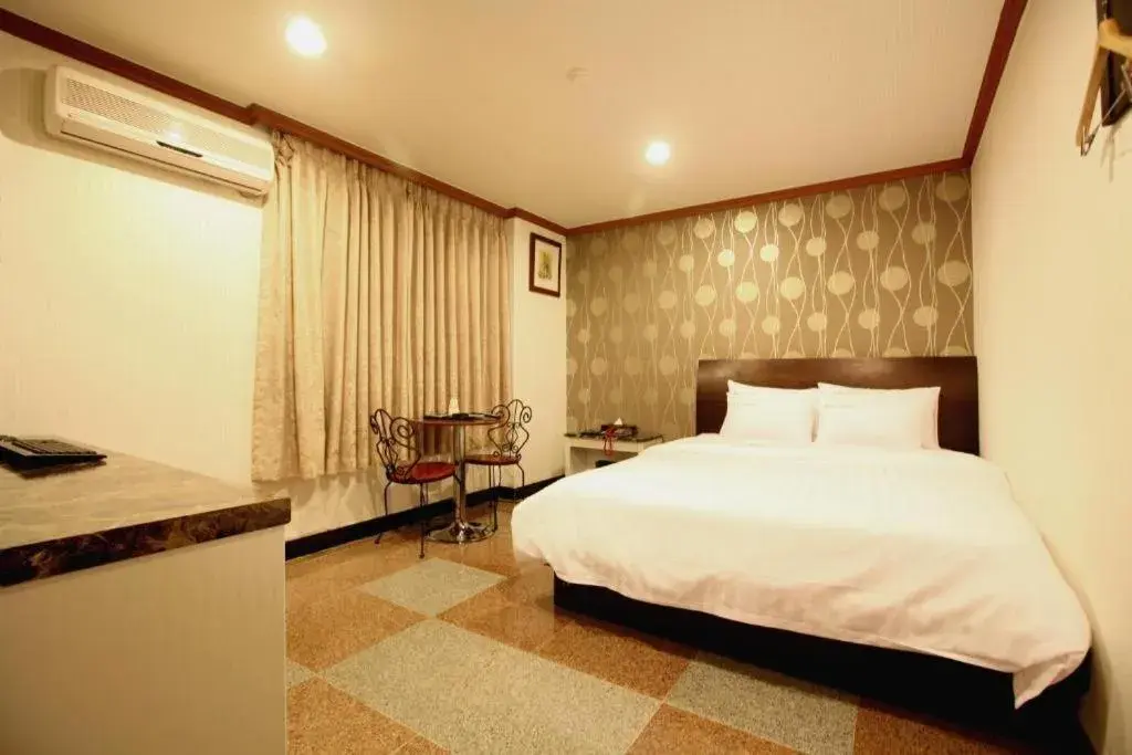 Standard Double Room in New World Hotel Yongsan Standard Double Room in New World Hotel Yongsan