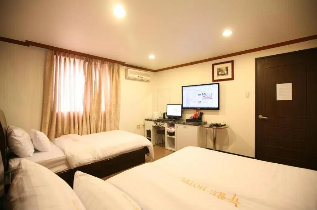 Bed in New World Hotel Yongsan