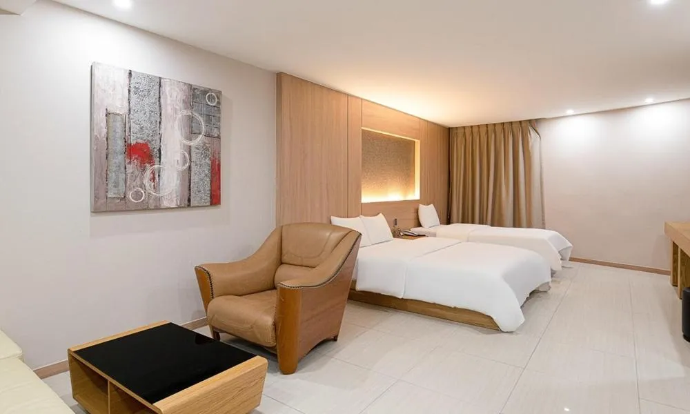 Photo of the whole room in Hotel The One