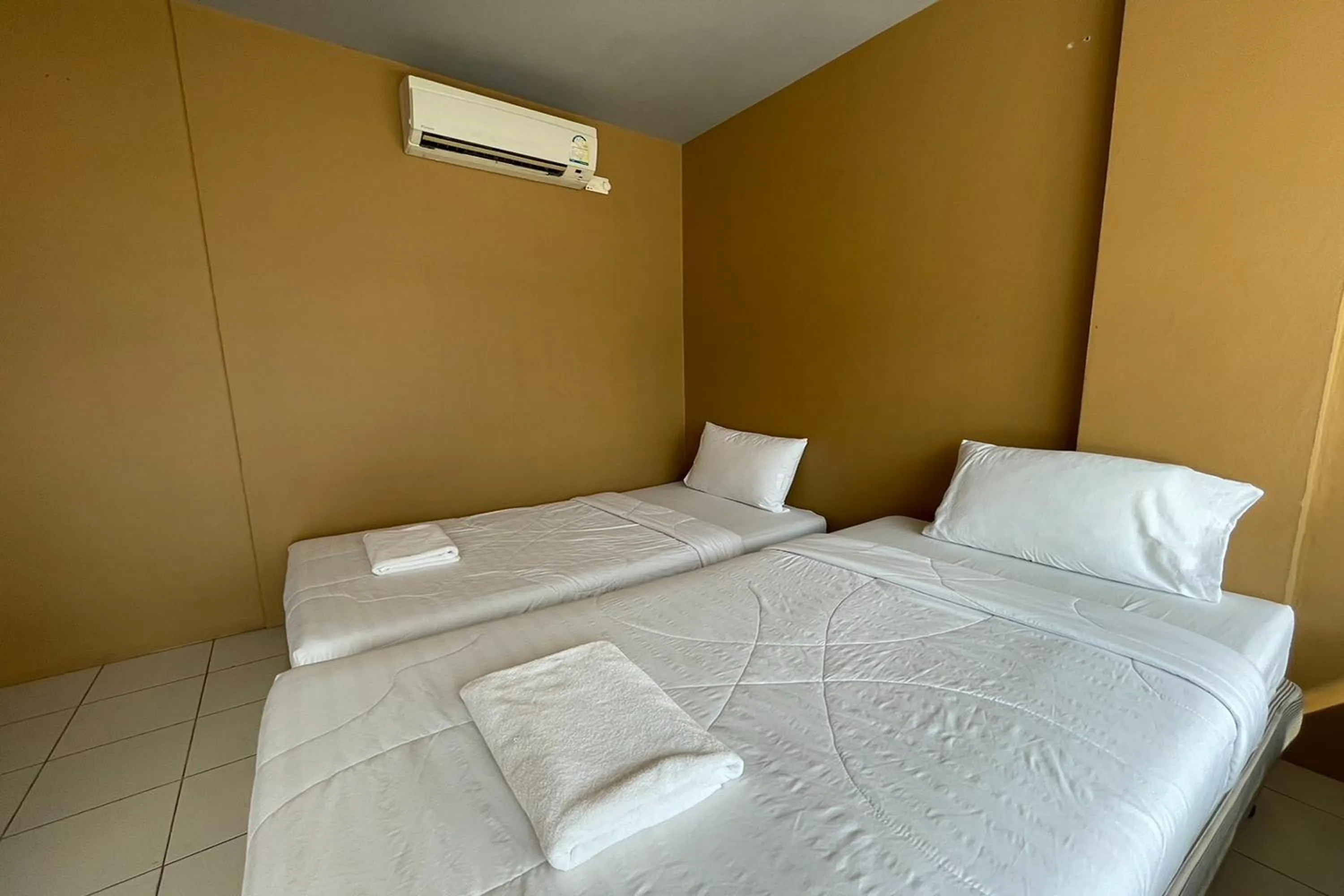 Photo of the whole room, Bed in Landmark Patong Hotel