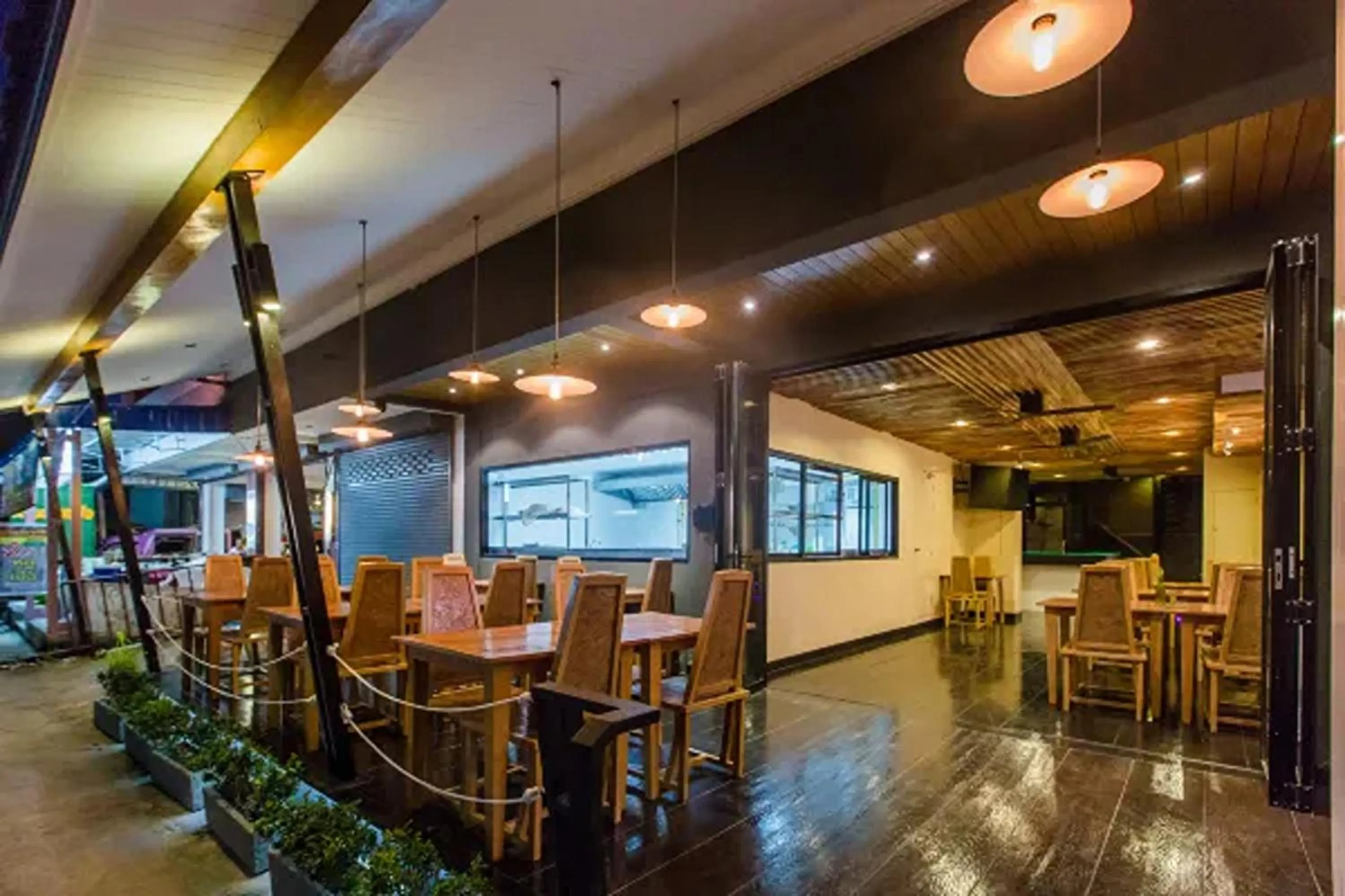 Restaurant/places to eat in Landmark Patong Hotel