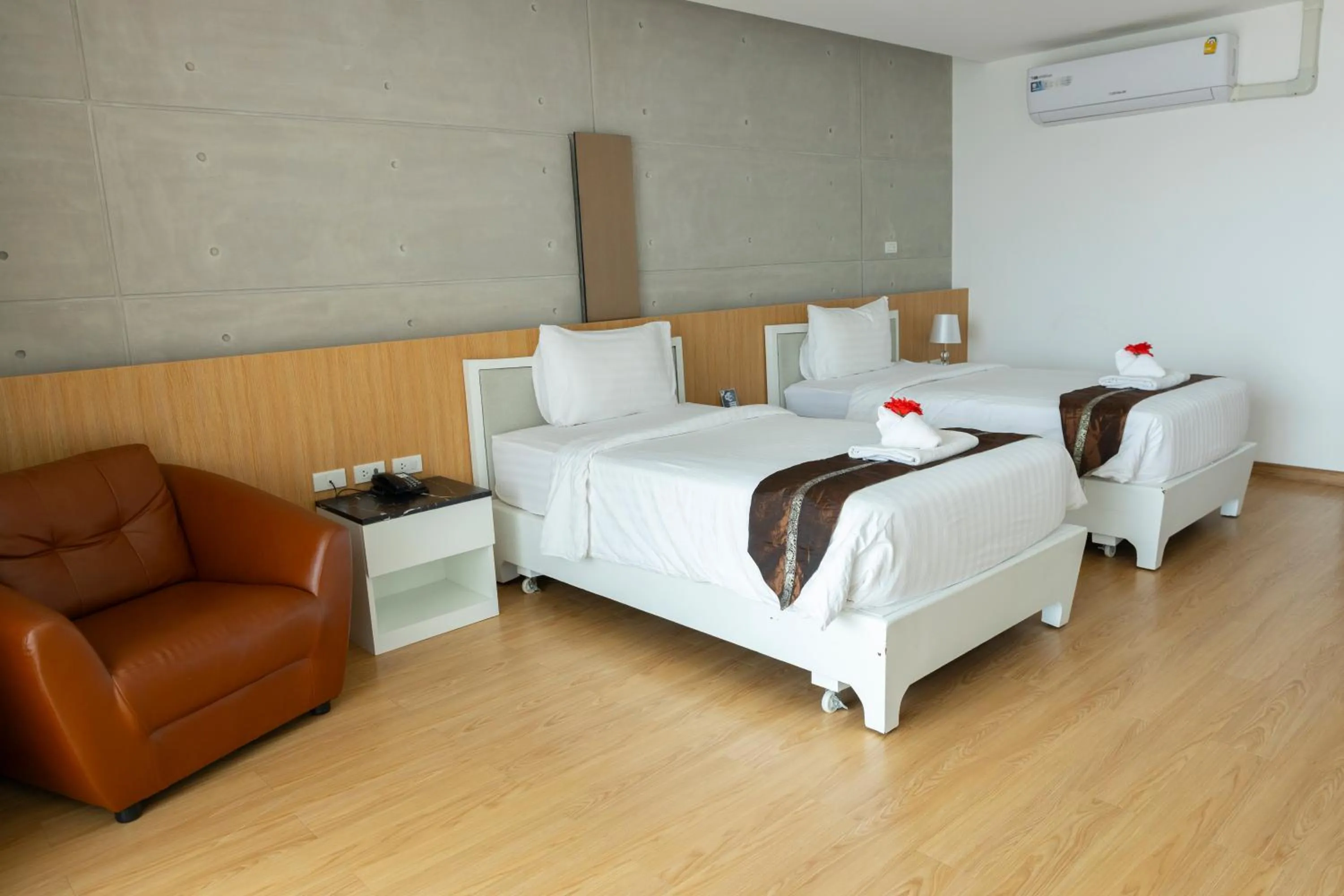 Bed in Serene Phla Resort and Restaurant