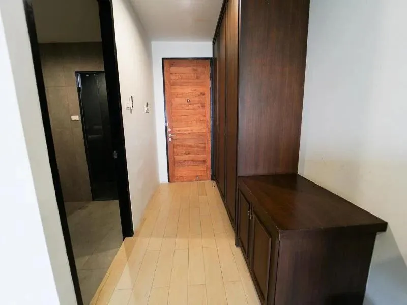 wardrobe in Serene Phla Resort and Restaurant