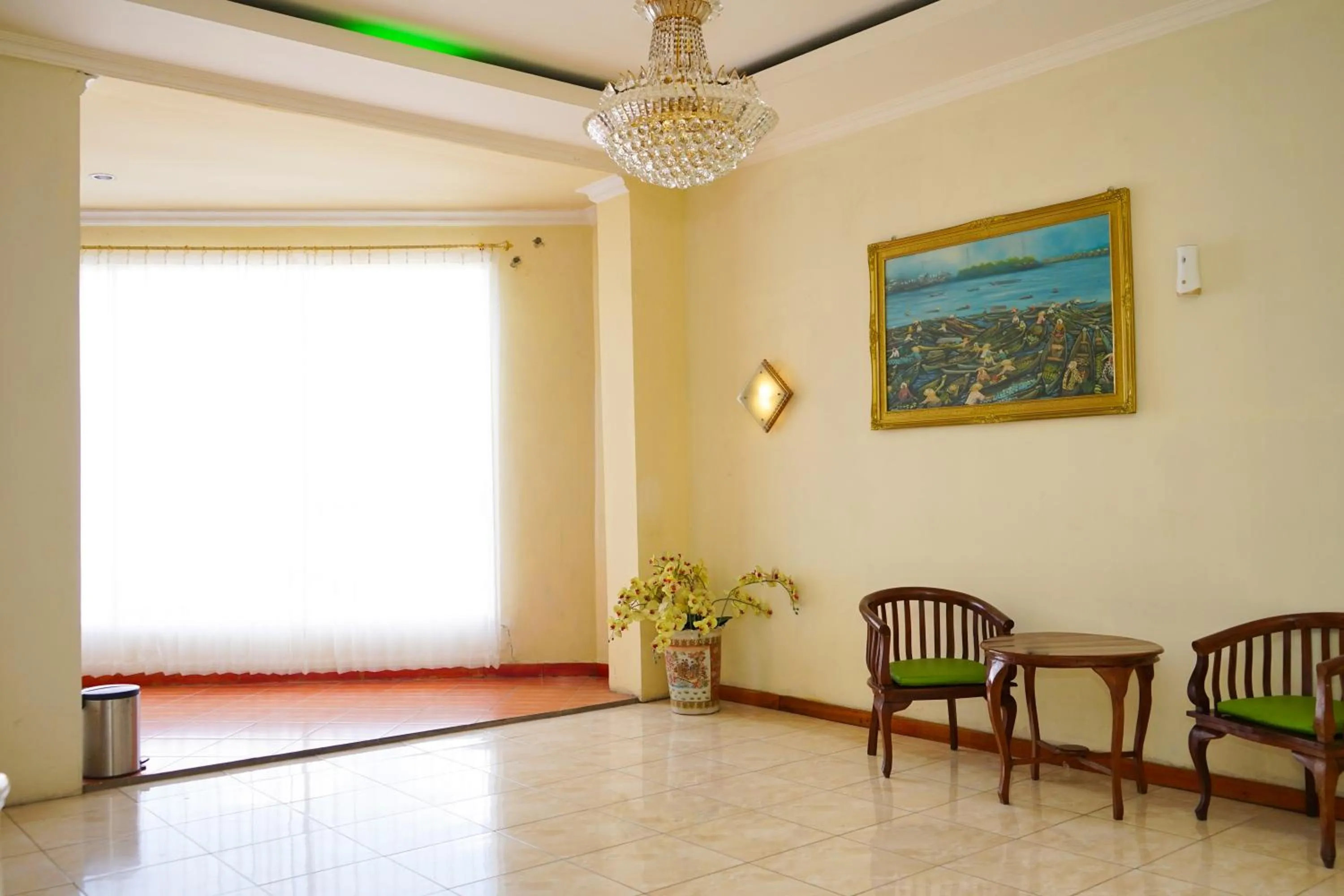 Seating area in Urbanview Hotel Syariah Ratu Elok Banjarbaru by RedDoorz