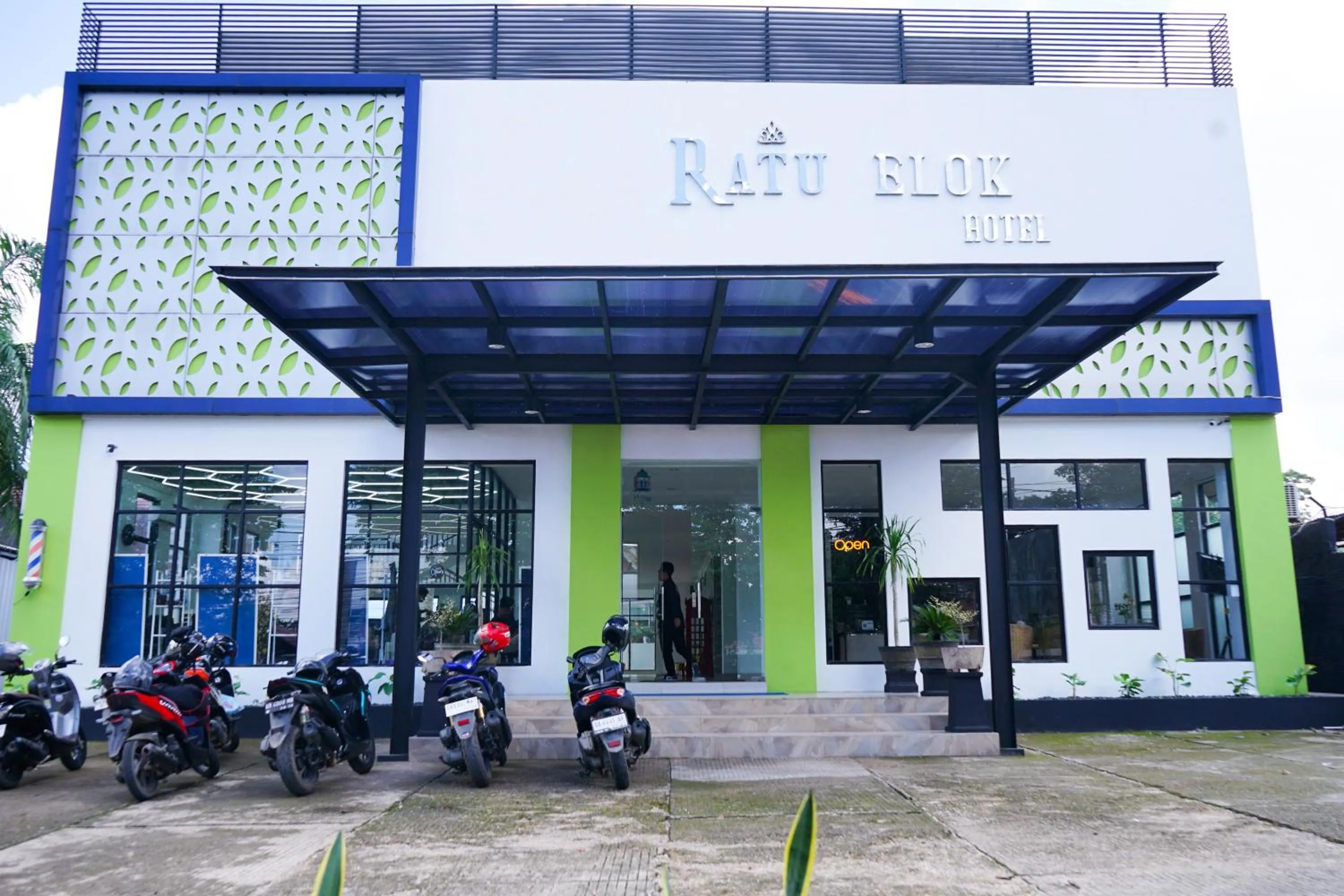 Facade/entrance in Urbanview Hotel Syariah Ratu Elok Banjarbaru by RedDoorz