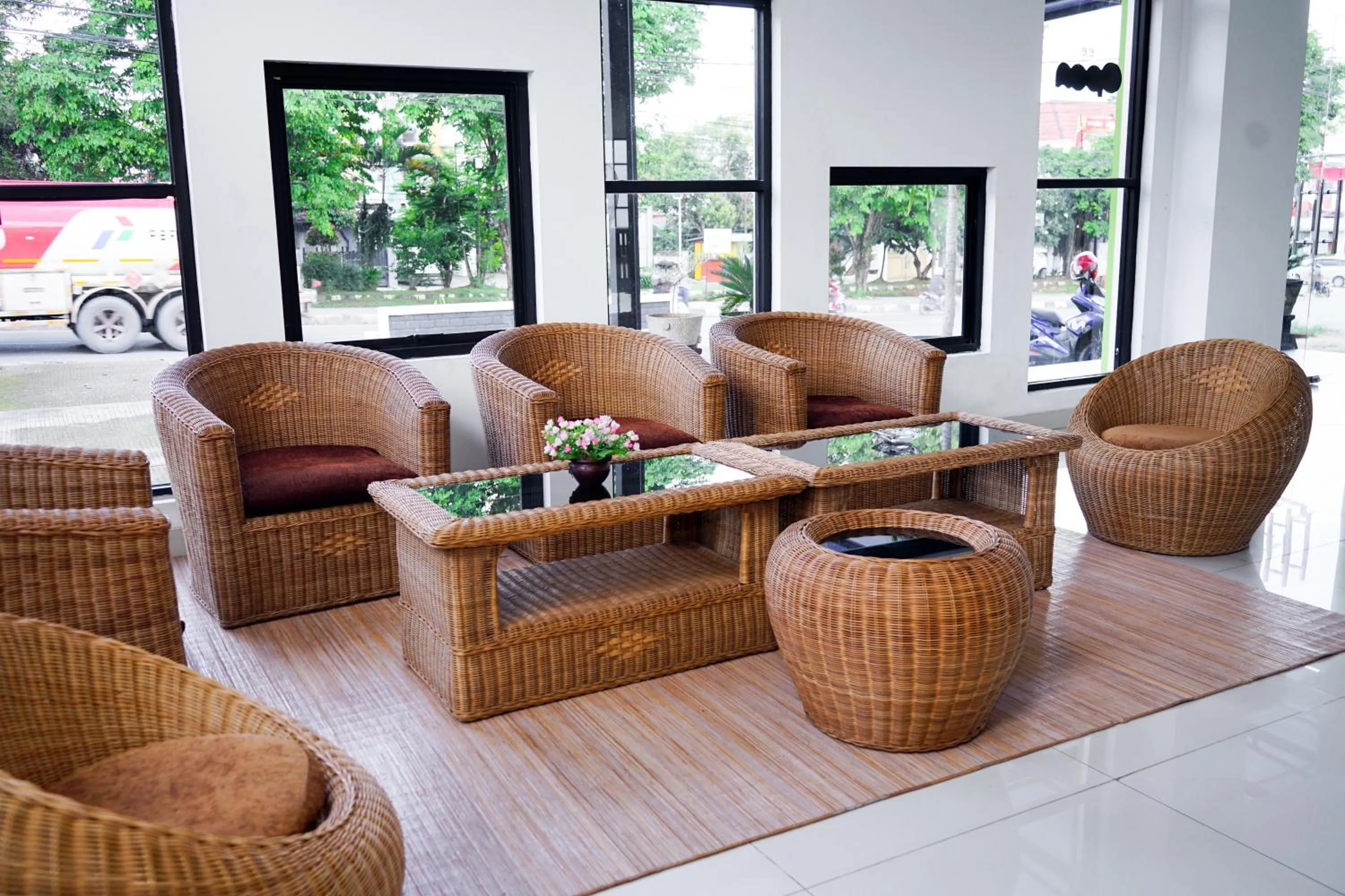 Lobby or reception in Urbanview Hotel Syariah Ratu Elok Banjarbaru by RedDoorz