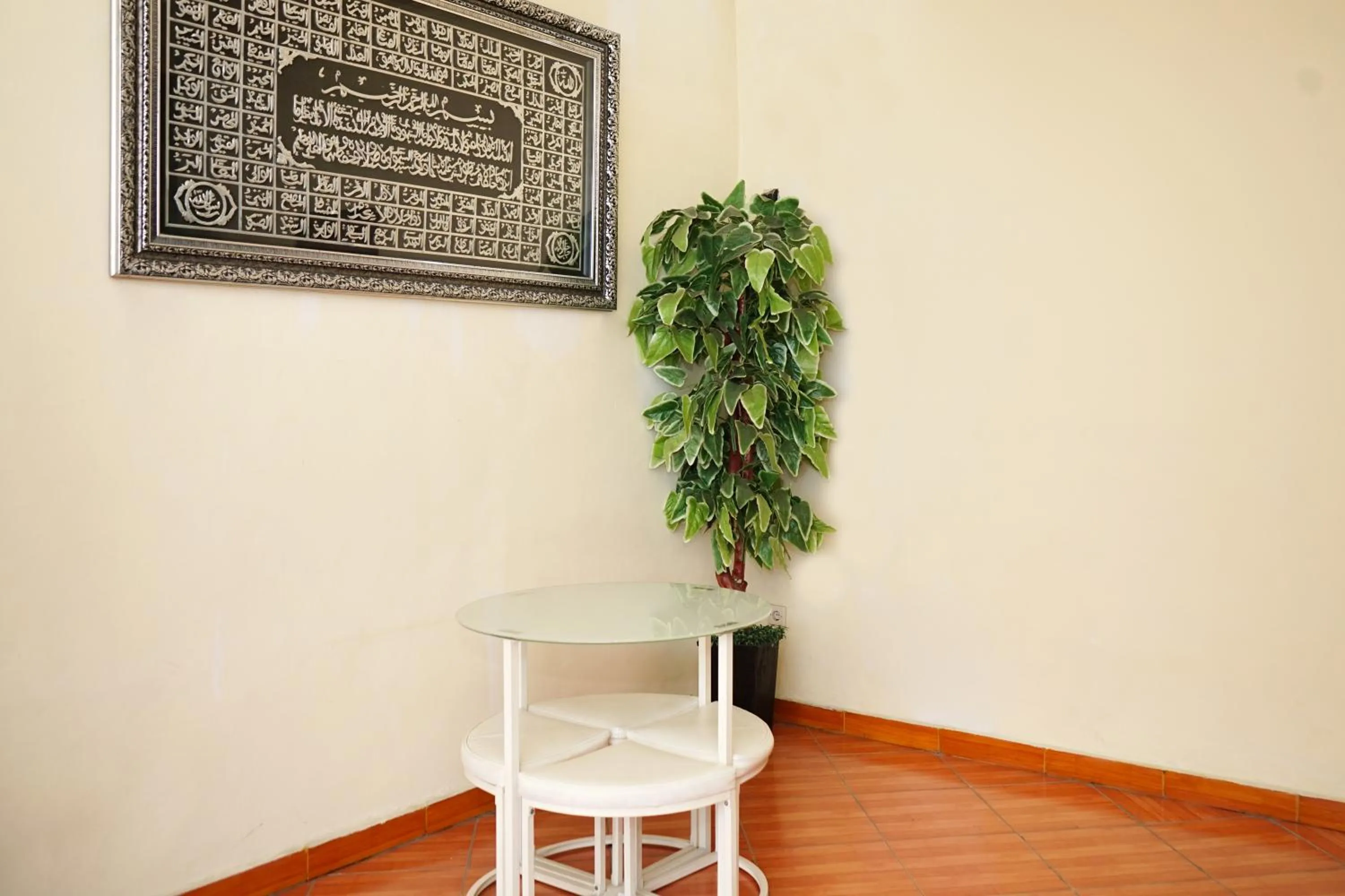 Decorative detail in Urbanview Hotel Syariah Ratu Elok Banjarbaru by RedDoorz