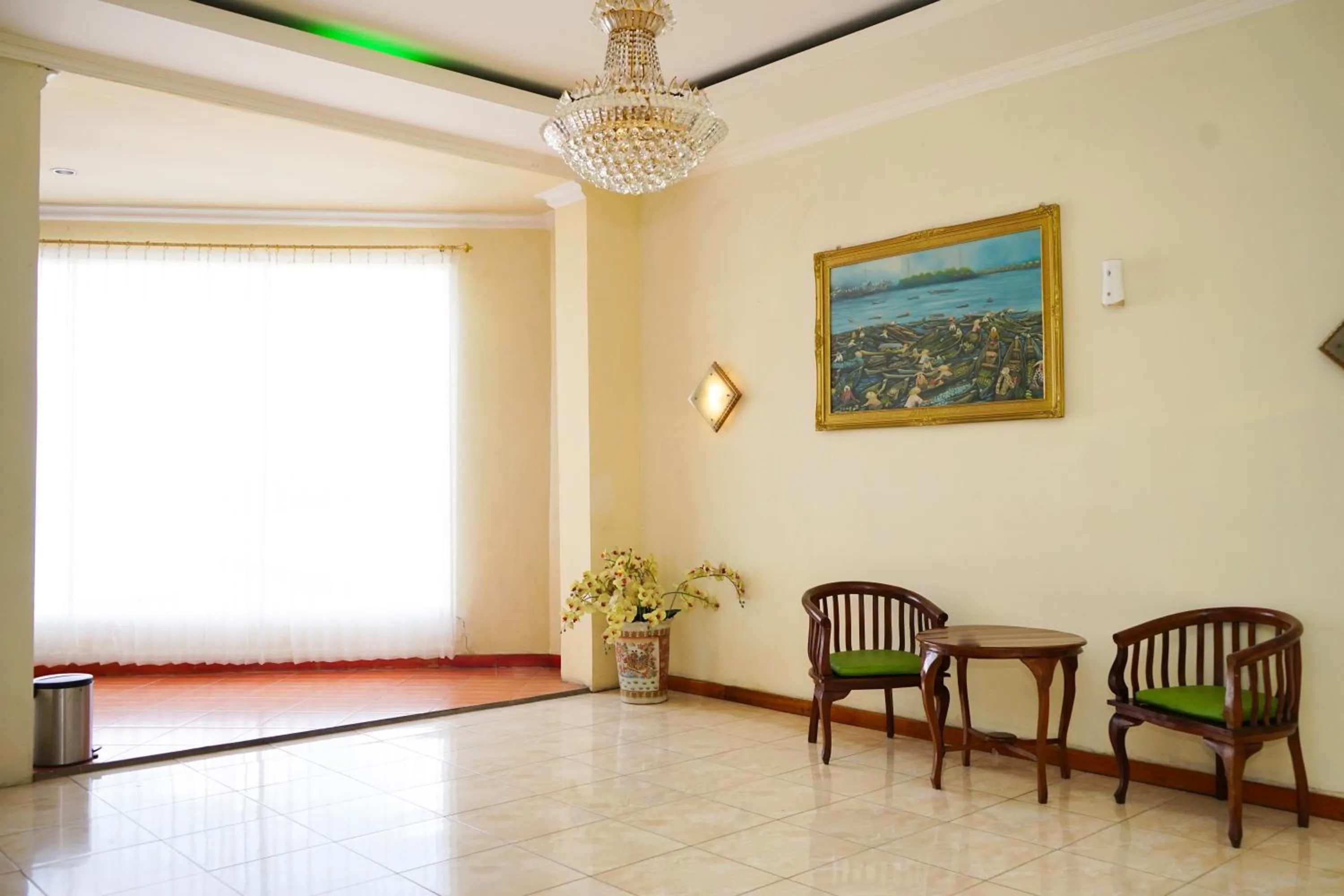 Seating area in Urbanview Hotel Syariah Ratu Elok Banjarbaru by RedDoorz