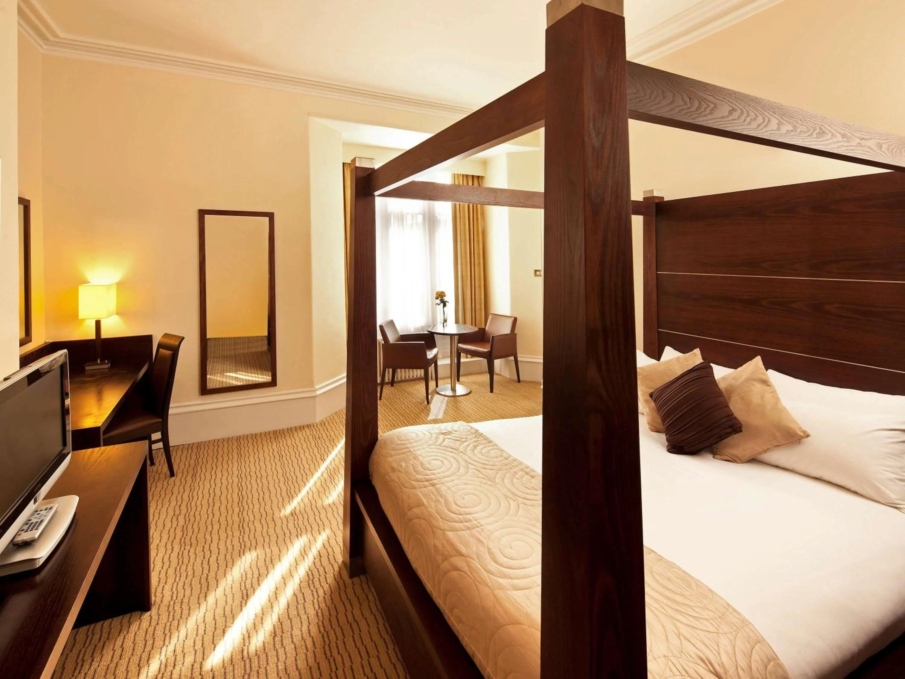 Photo of the whole room, Bed in Mercure Bradford, Bankfield Hotel