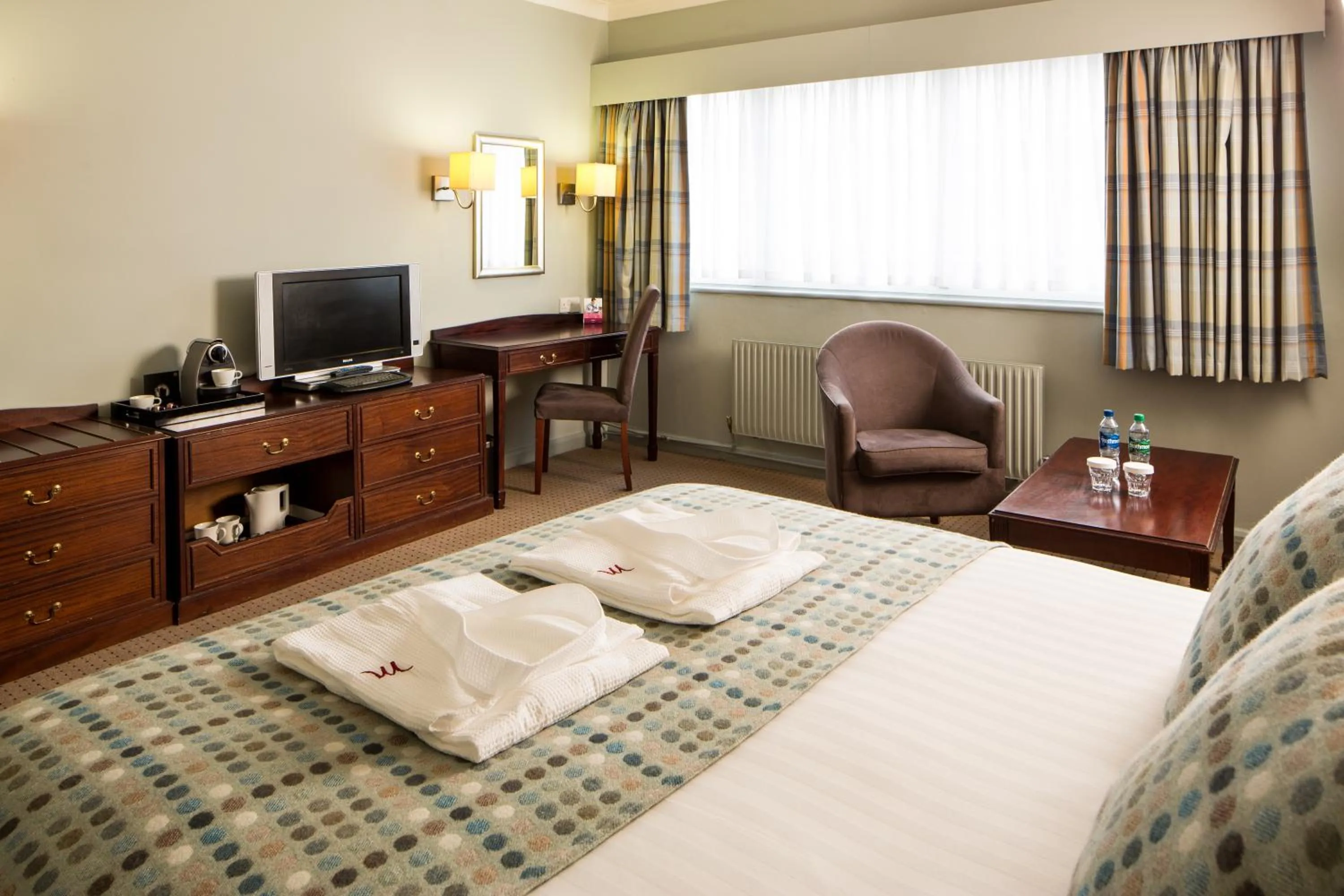 Photo of the whole room, Bed in Mercure Bradford, Bankfield Hotel