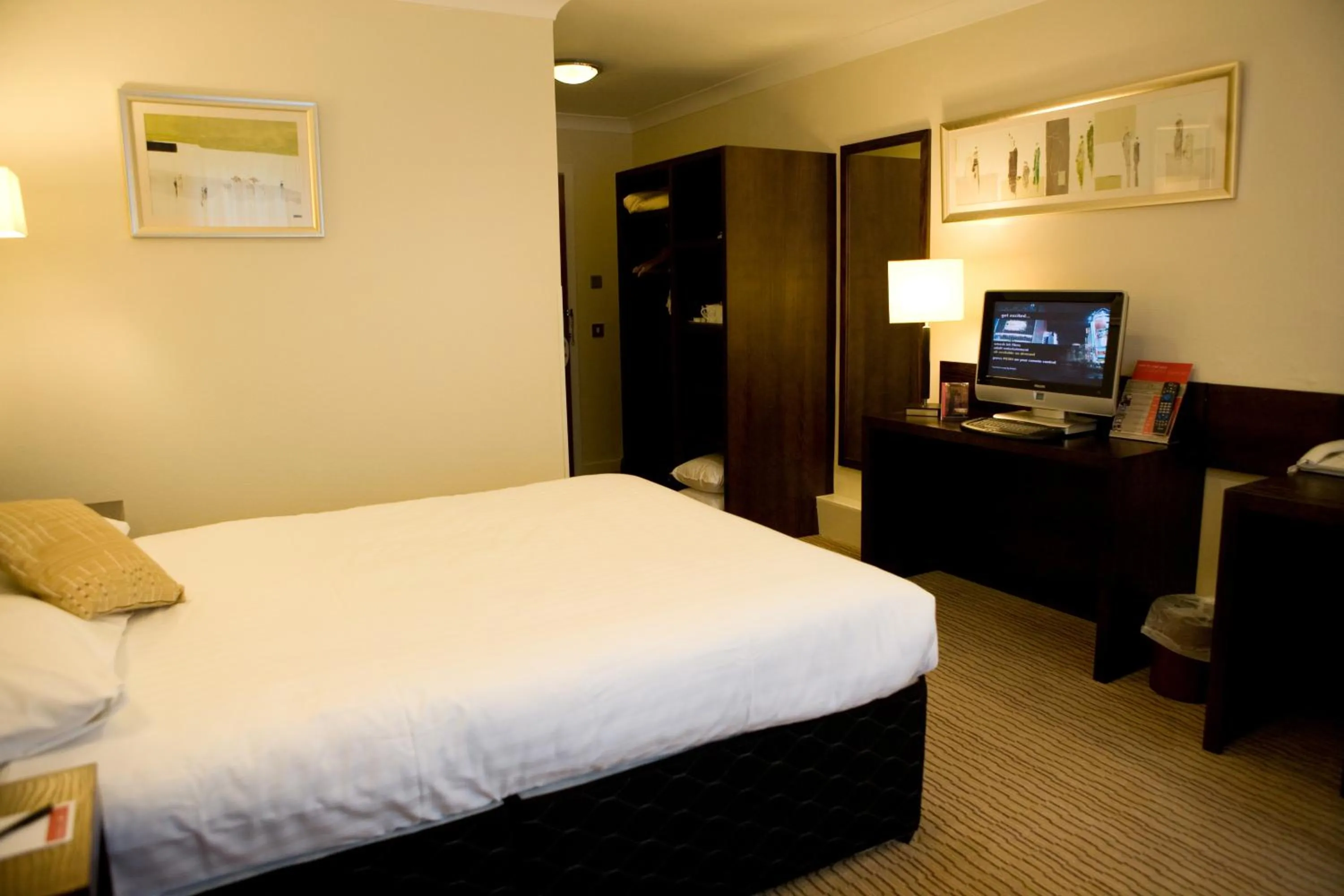 Communal lounge/ TV room, Bed in Mercure Bradford, Bankfield Hotel