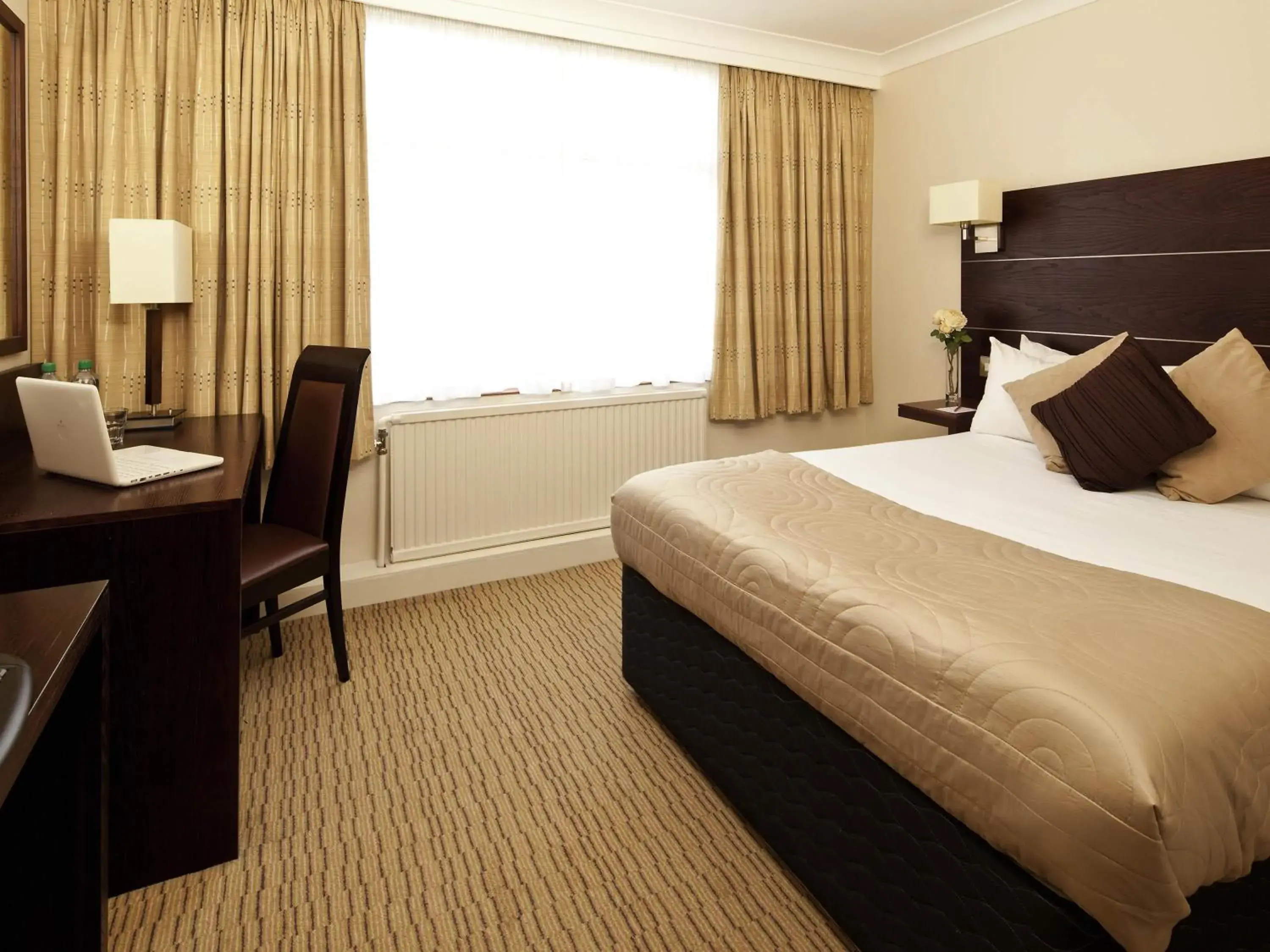 Classic Twin Room in Mercure Bradford, Bankfield Hotel Classic Twin Room in Mercure Bradford, Bankfield Hotel