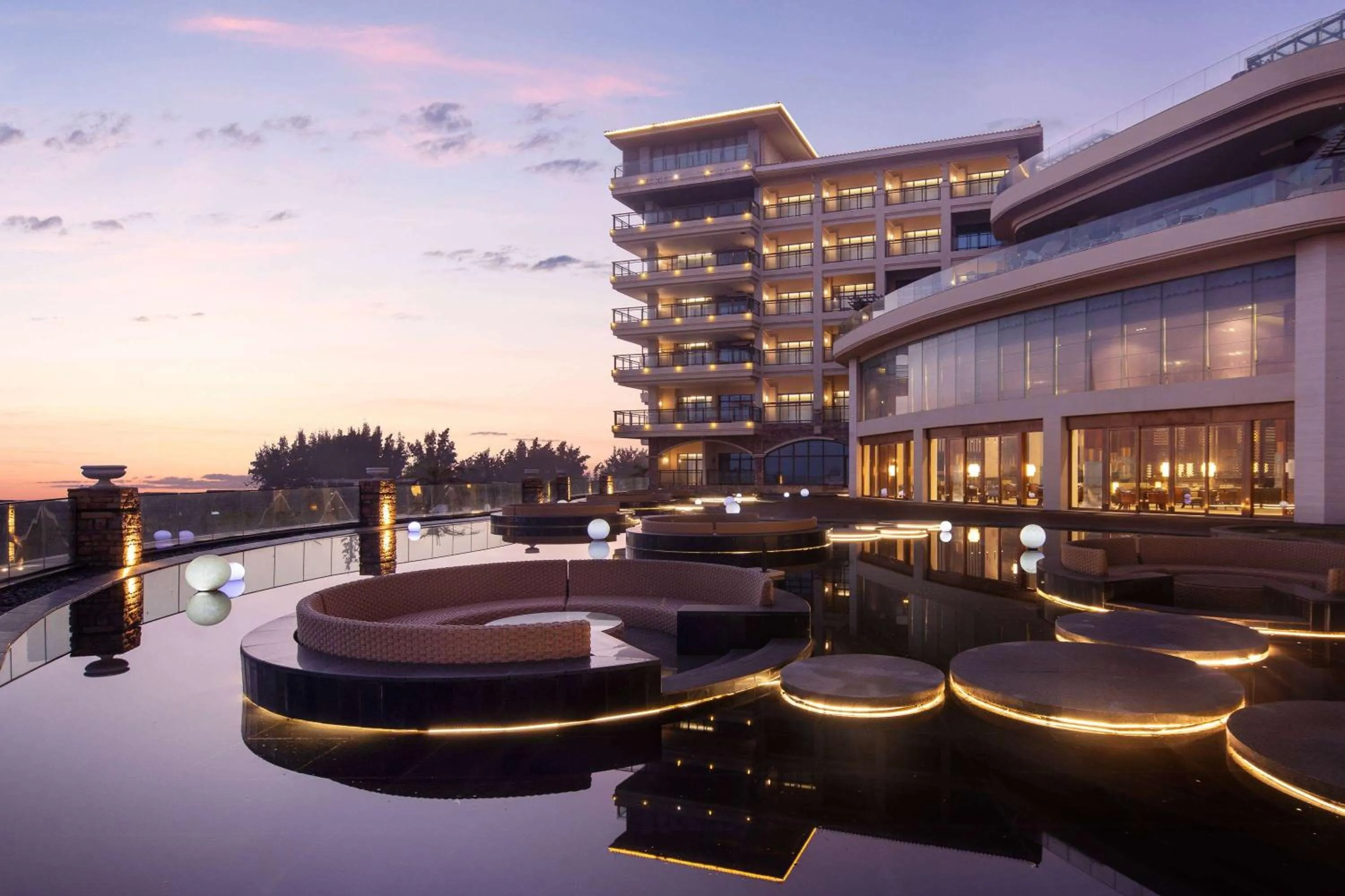 Property building in Days Hotel by Wyndham Fangchenggang Bailang Beach