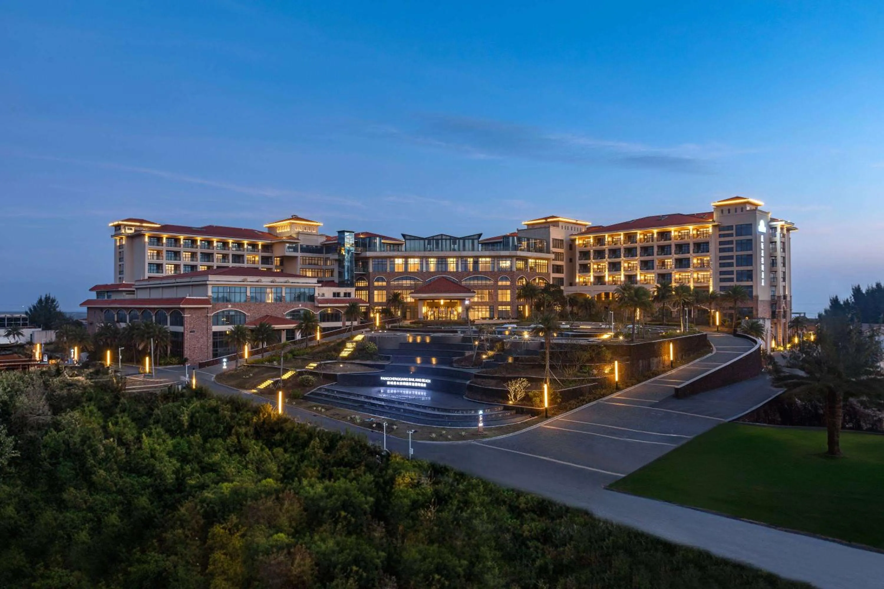 Property building in Days Hotel by Wyndham Fangchenggang Bailang Beach