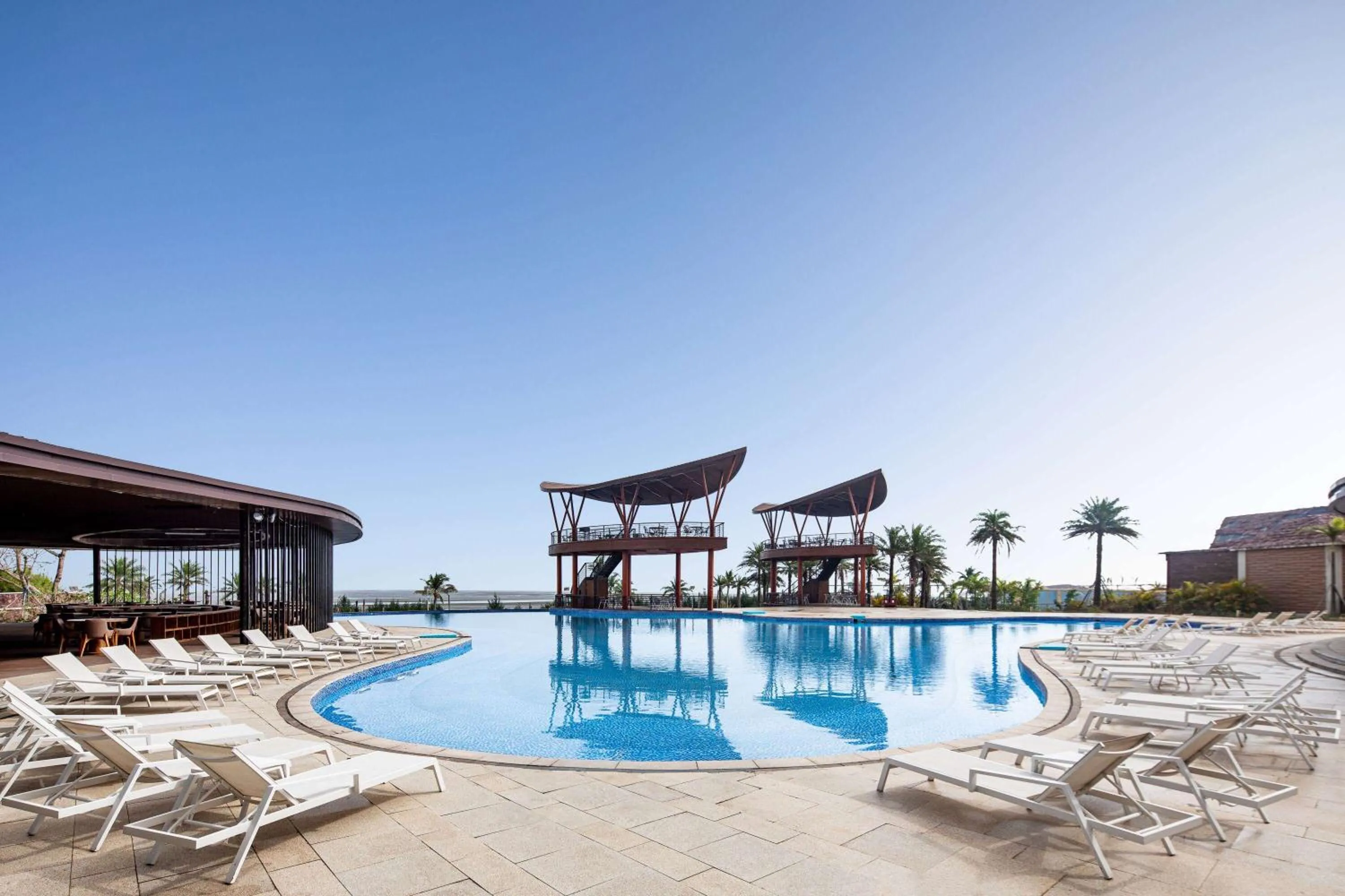 Pool view in Days Hotel by Wyndham Fangchenggang Bailang Beach