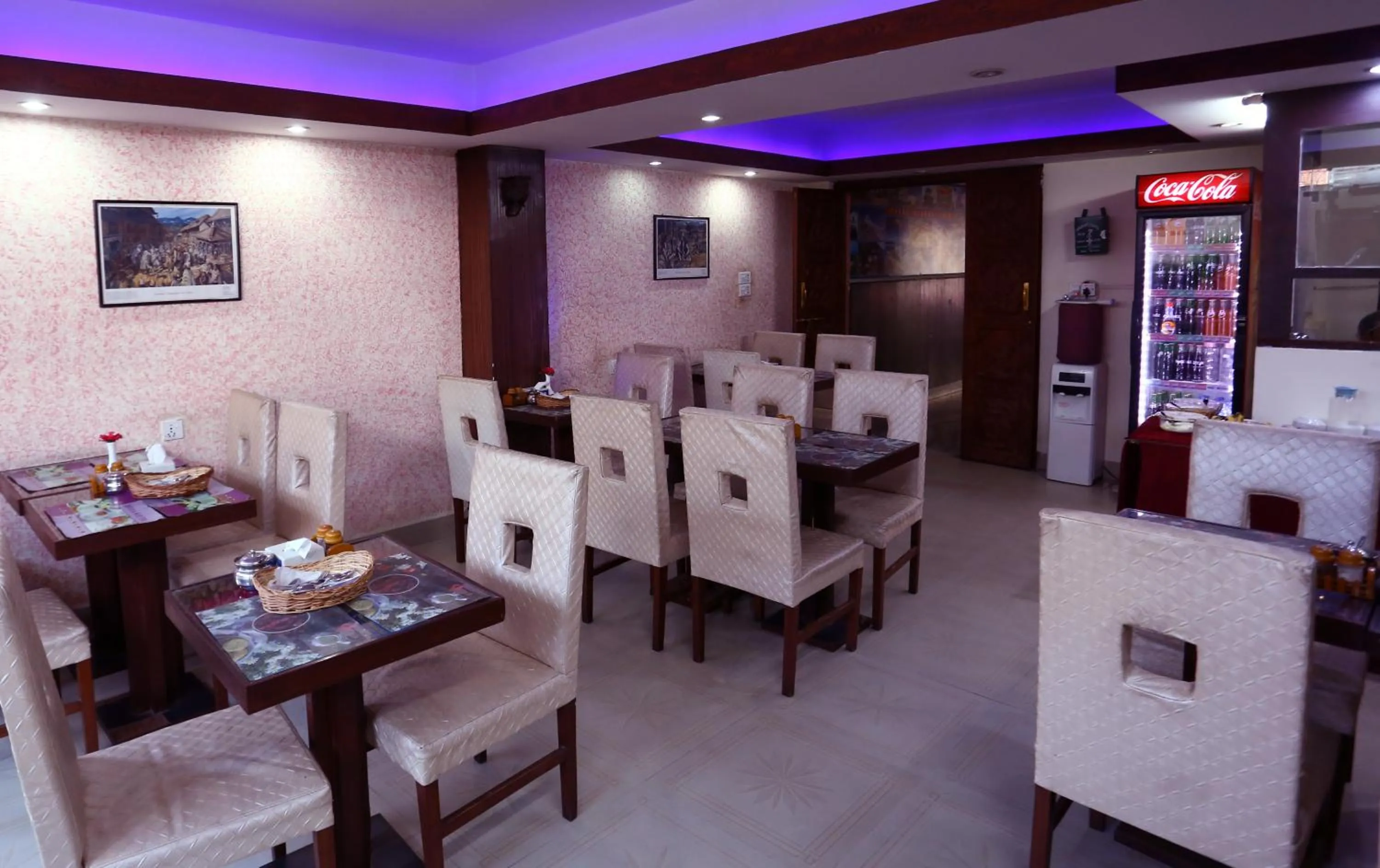 Restaurant/places to eat in Alpine Hotel & Apartment