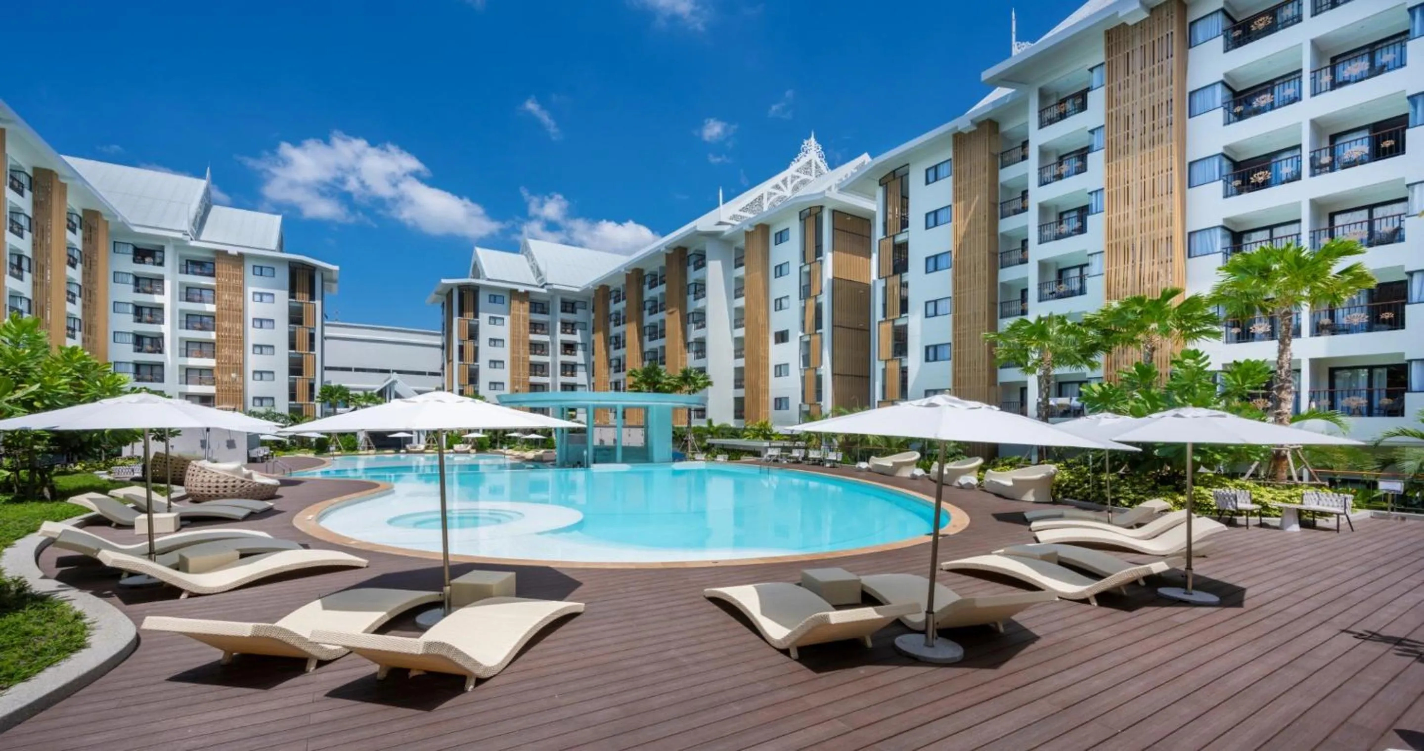 Swimming pool in Wyndham Jomtien Pattaya
