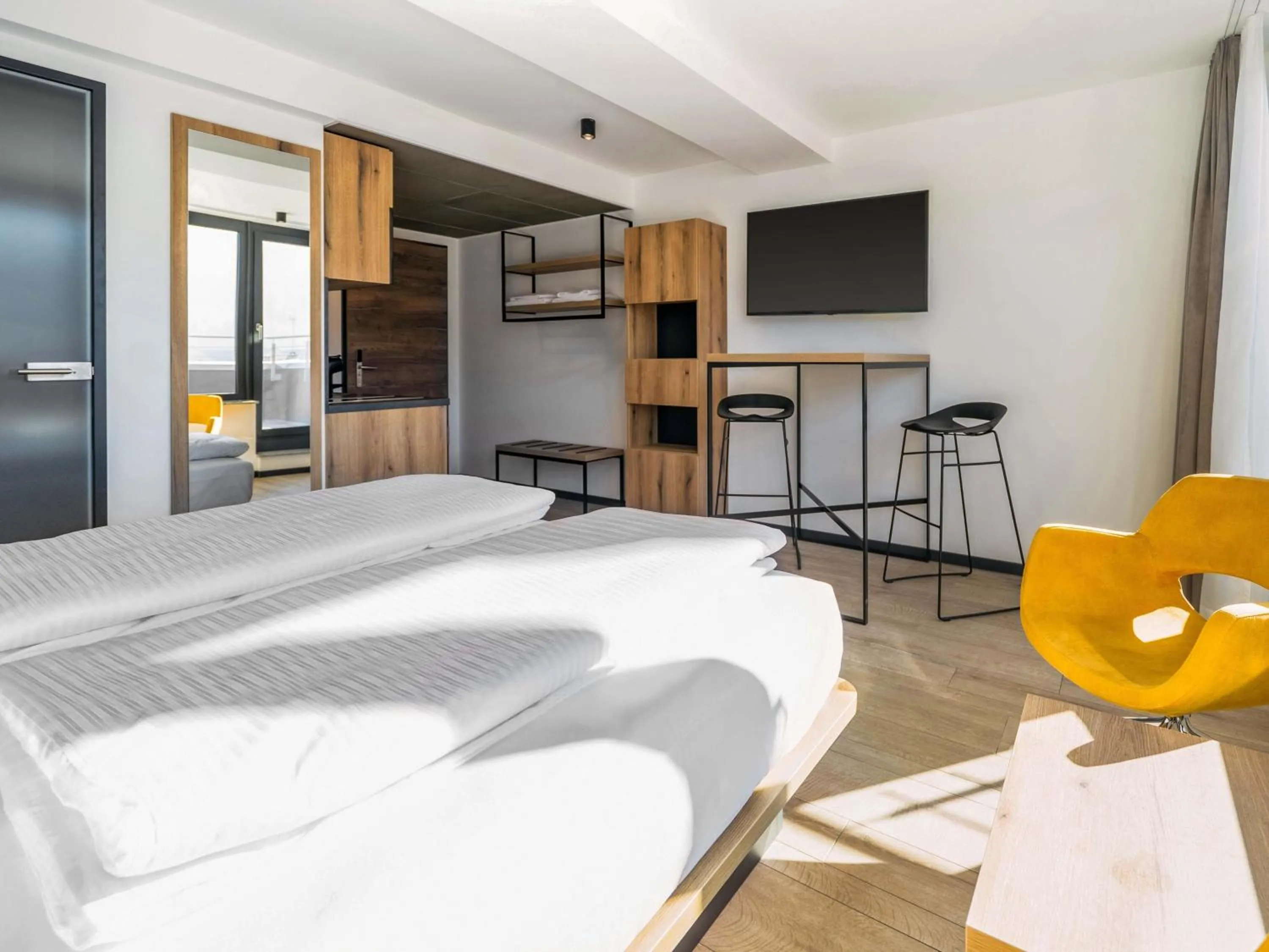 Kitchen or kitchenette, Bed in B&B HOTEL Albstadt-Hbf