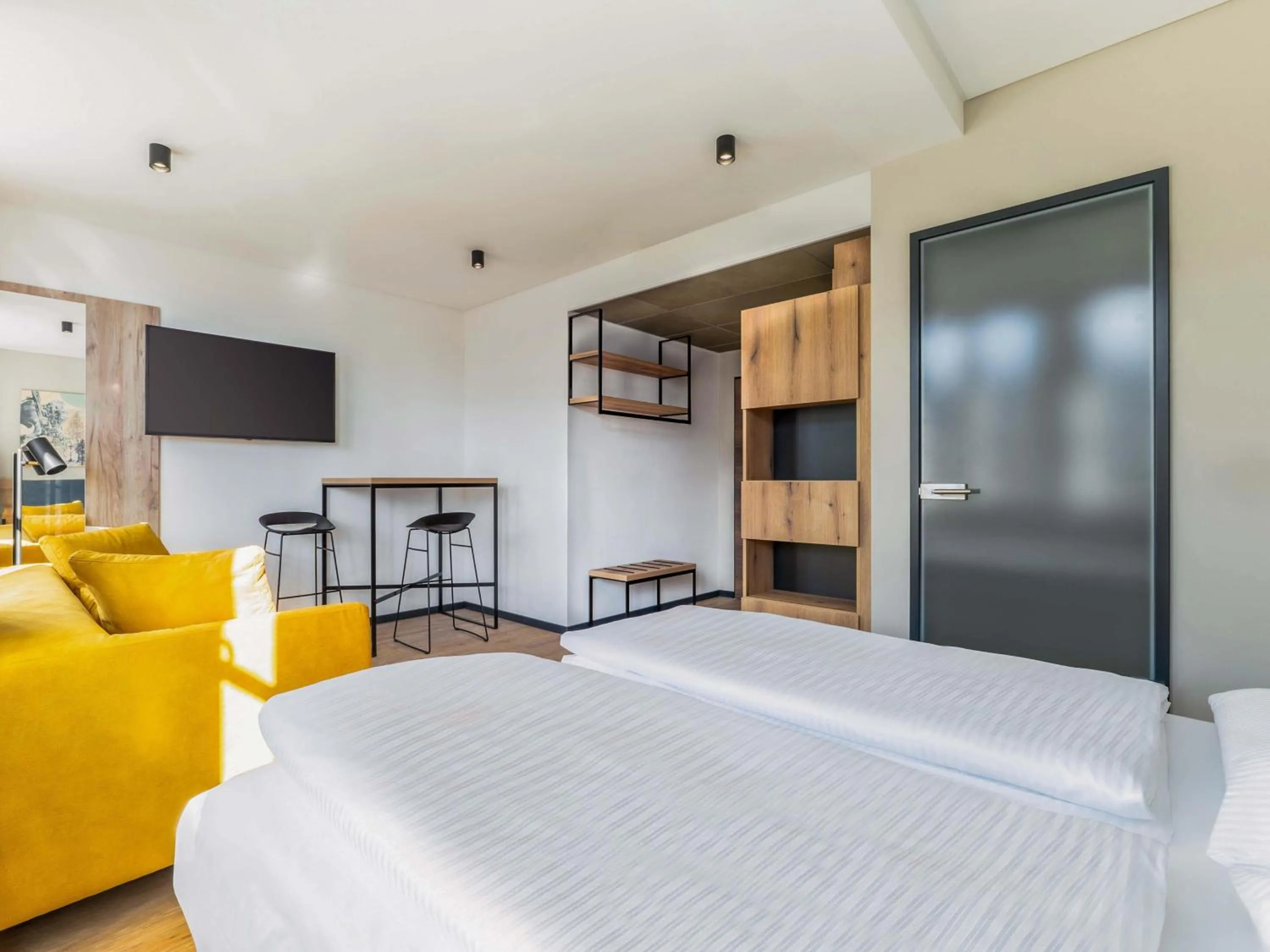 Kitchen or kitchenette, Bed in B&B HOTEL Albstadt-Hbf