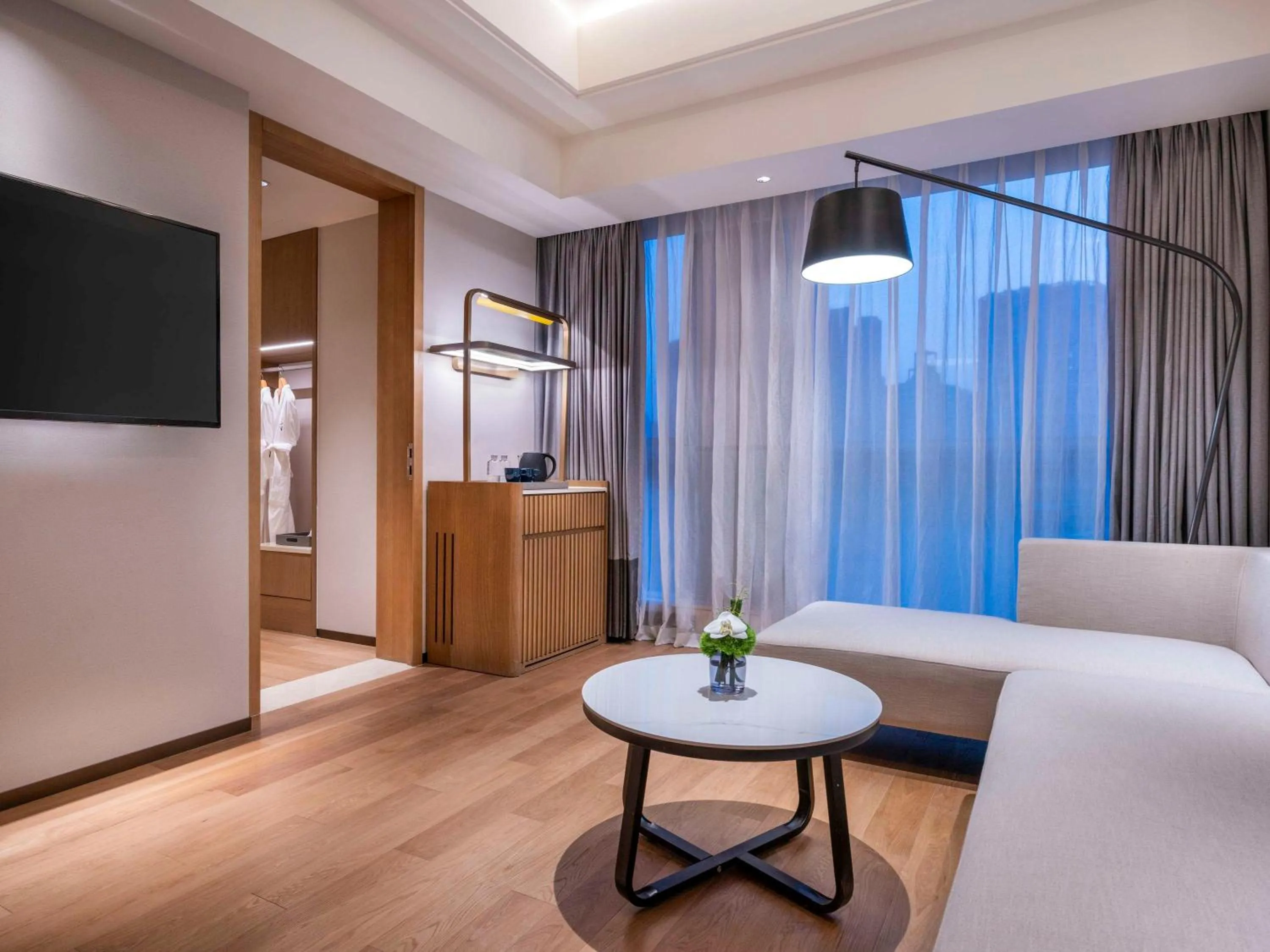 Photo of the whole room, Bed in DoubleTree by Hilton Shanghai Jing'an