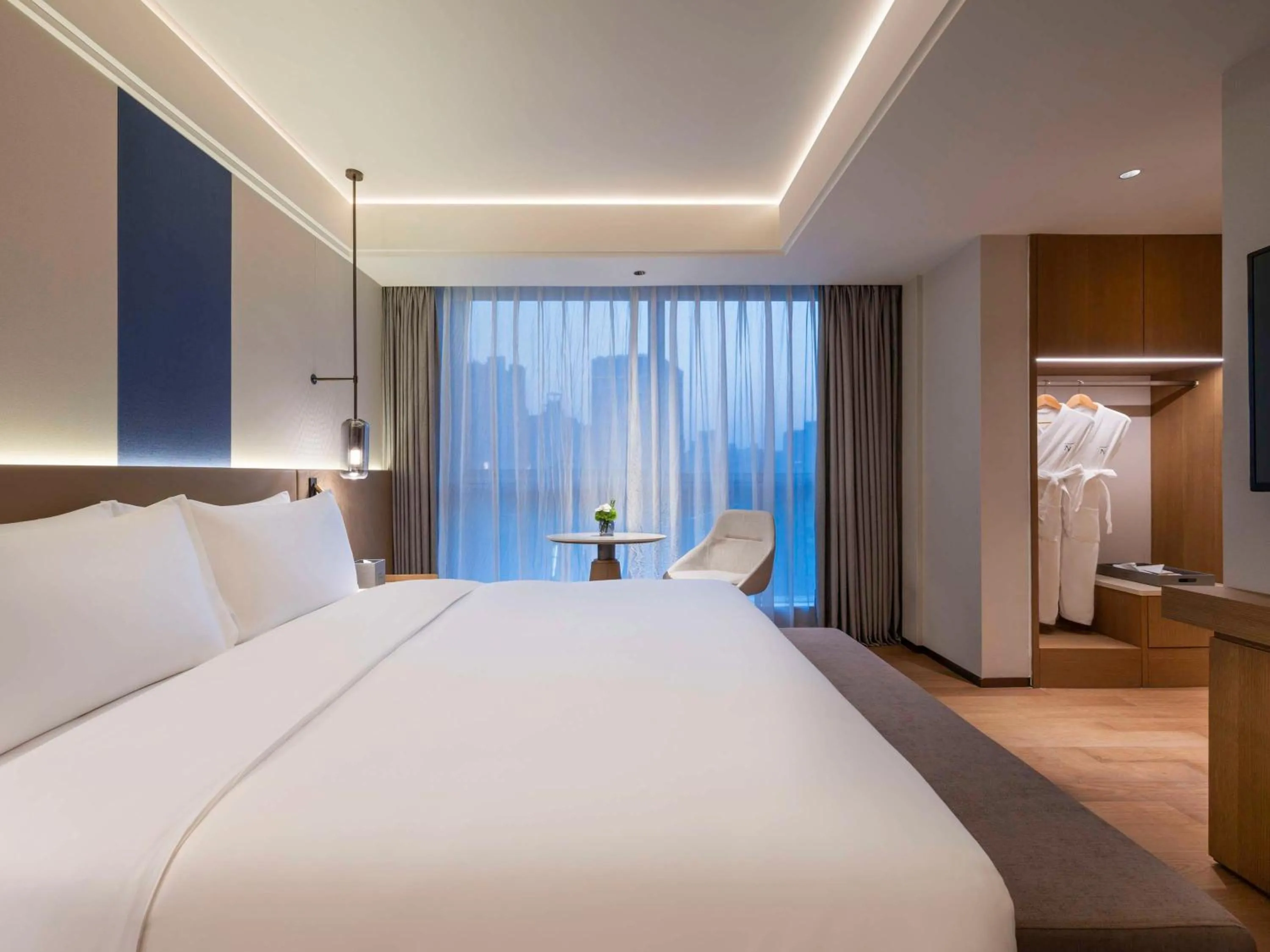 Photo of the whole room, Bed in DoubleTree by Hilton Shanghai Jing'an