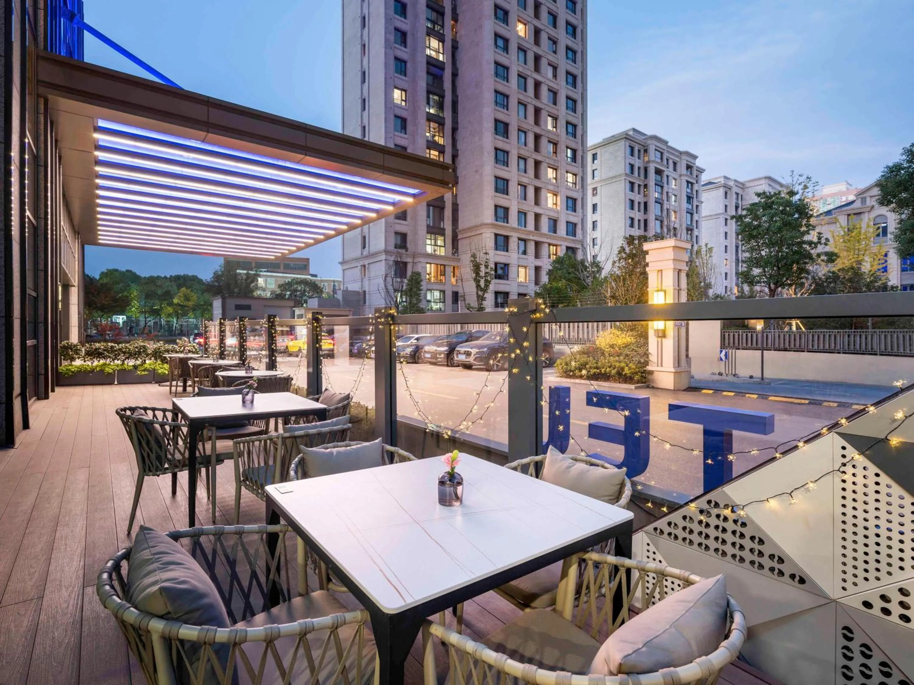 Lounge or bar in DoubleTree by Hilton Shanghai Jing'an