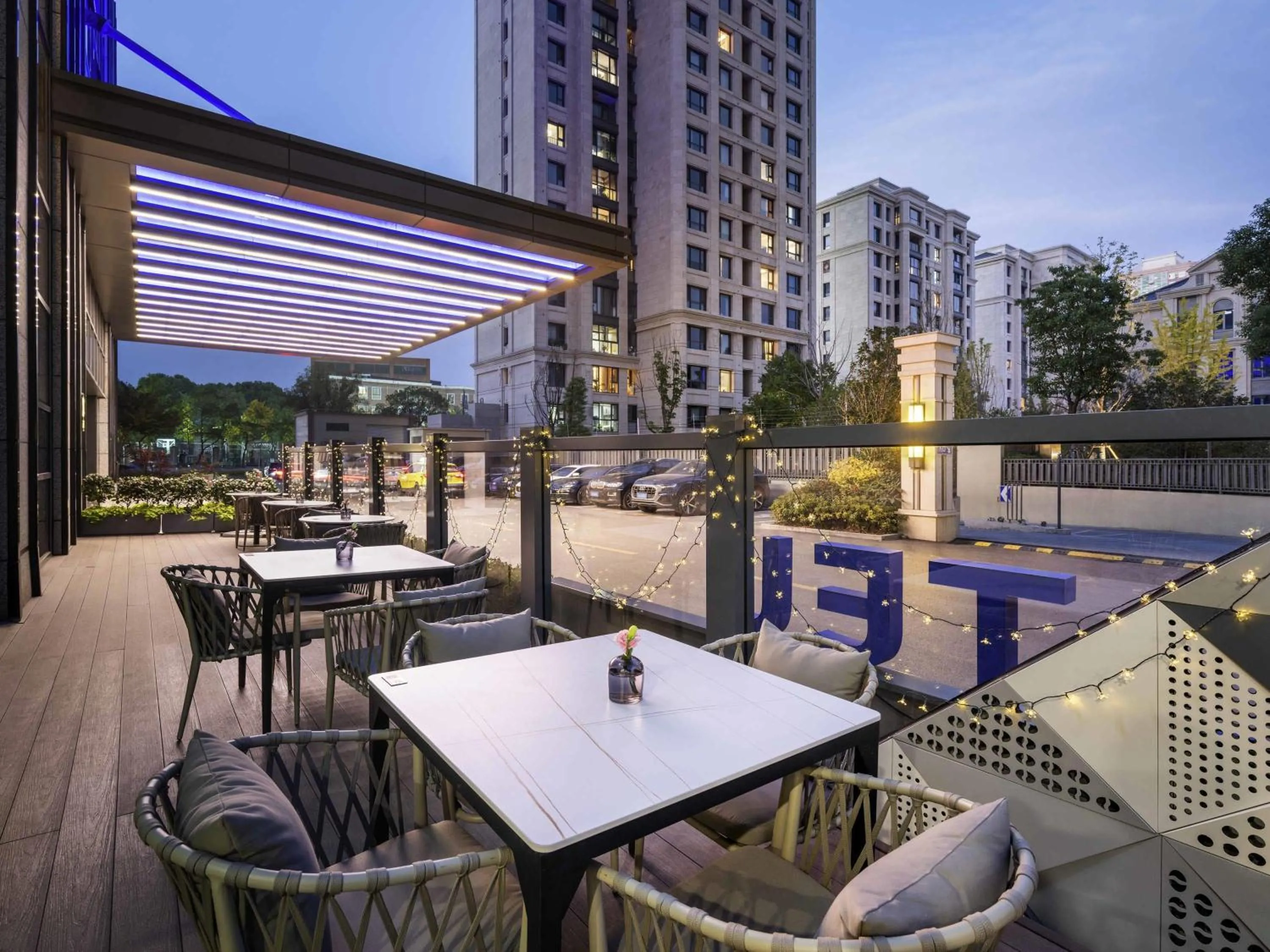 Lounge or bar in Novotel Shanghai JingAn