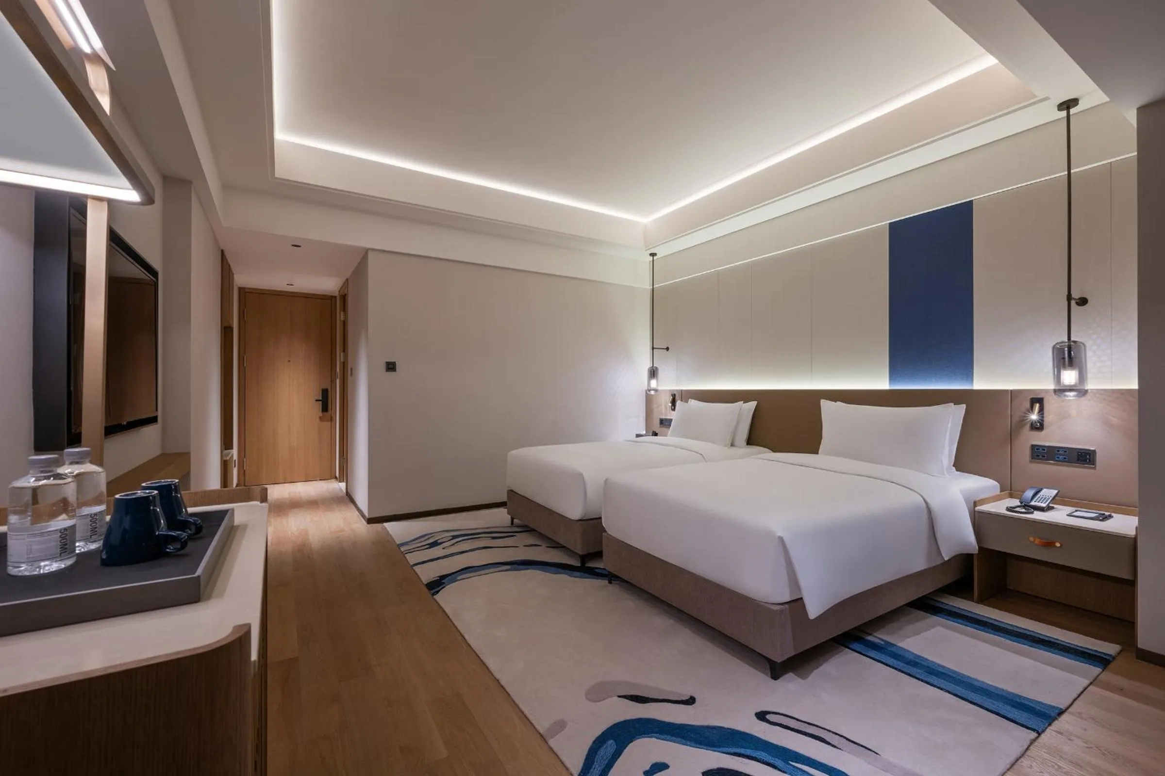 Photo of the whole room, Bed in DoubleTree by Hilton Shanghai Jing'an