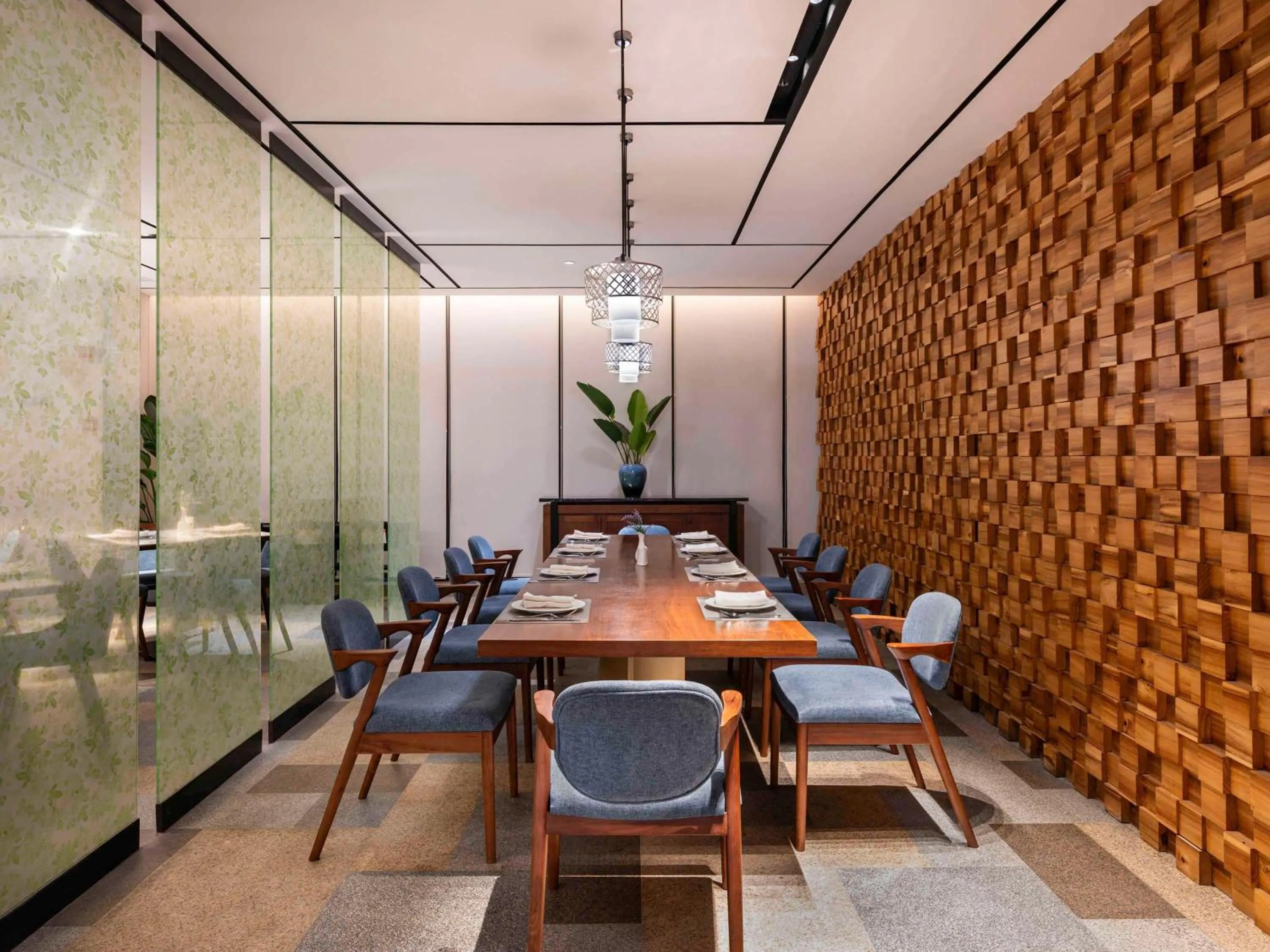 Restaurant/places to eat in Novotel Hangzhou East Railway Station