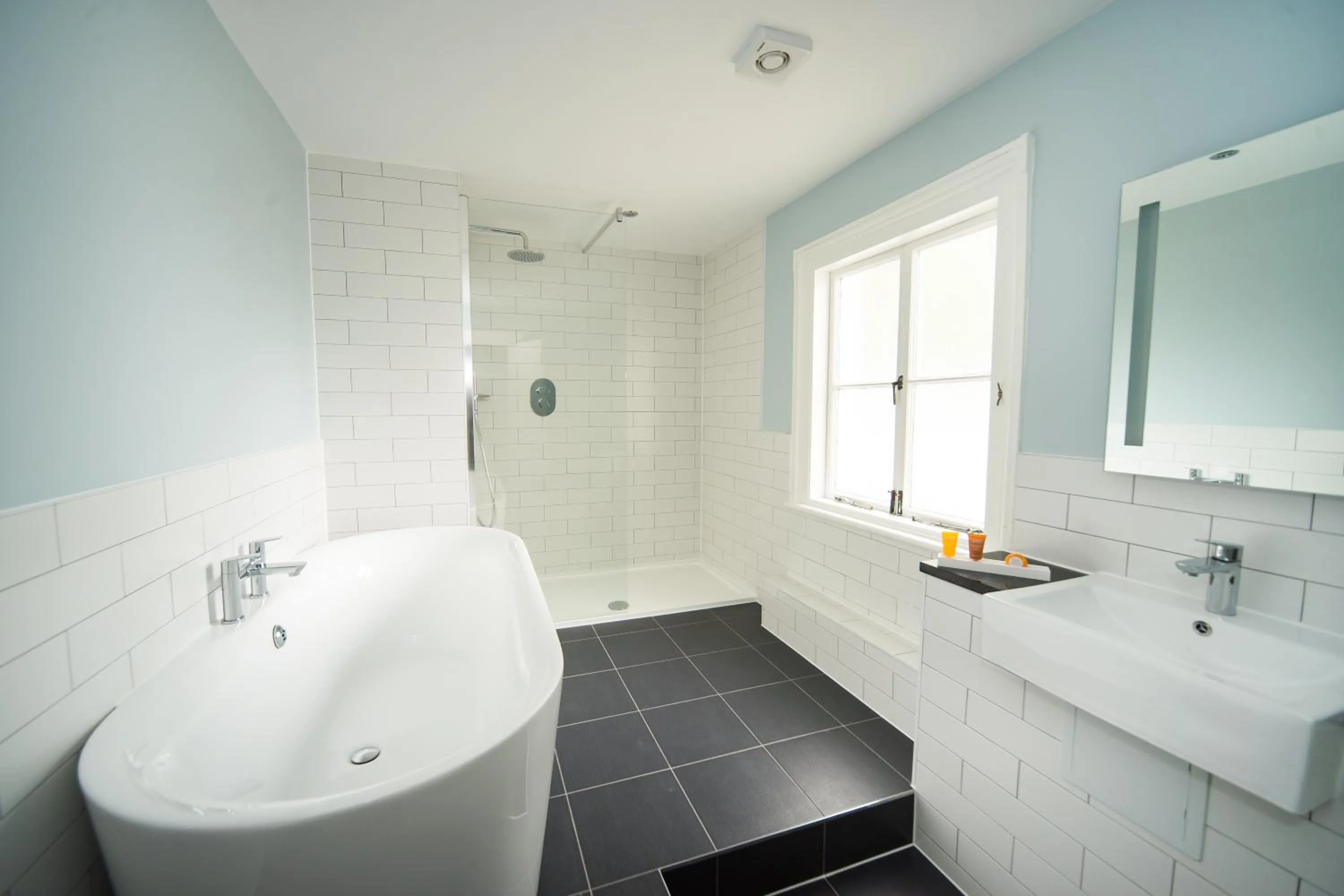 Bathroom in Wrexham Llyndir Hotel by Belvilla