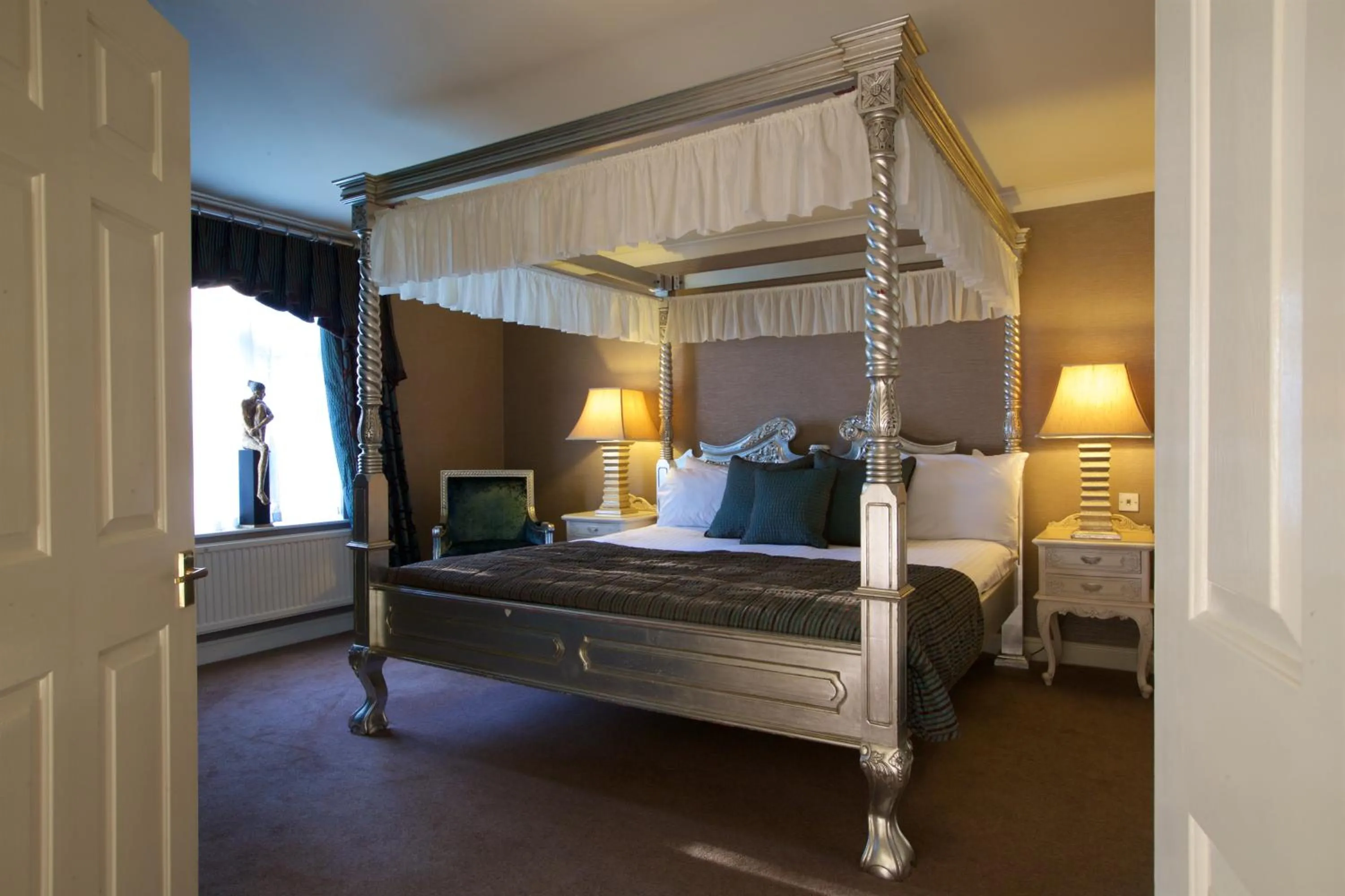 Bedroom, Bed in Wrexham Llyndir Hotel by Belvilla