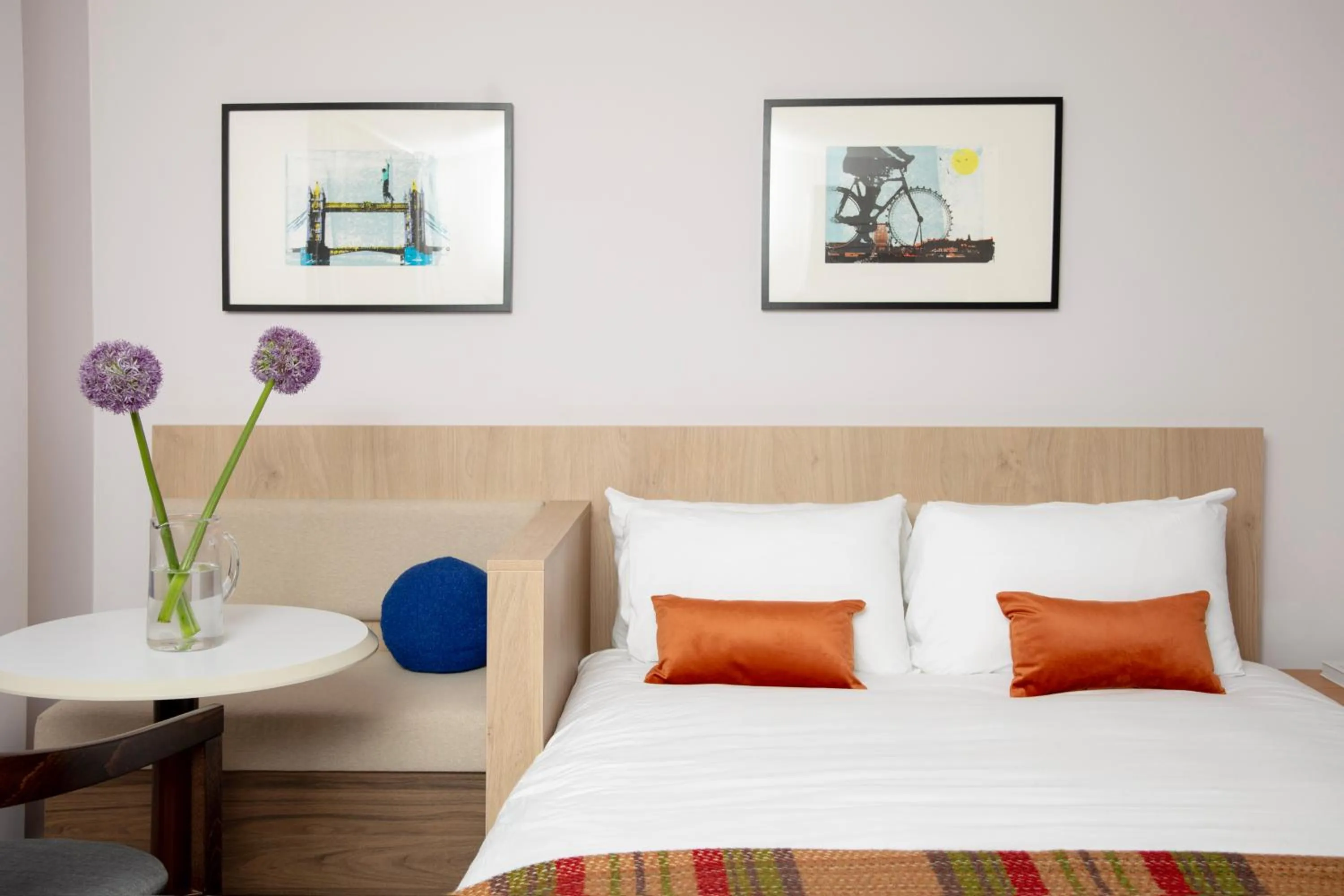 Living room, Bed in Bob W London Tower Hill - Residences