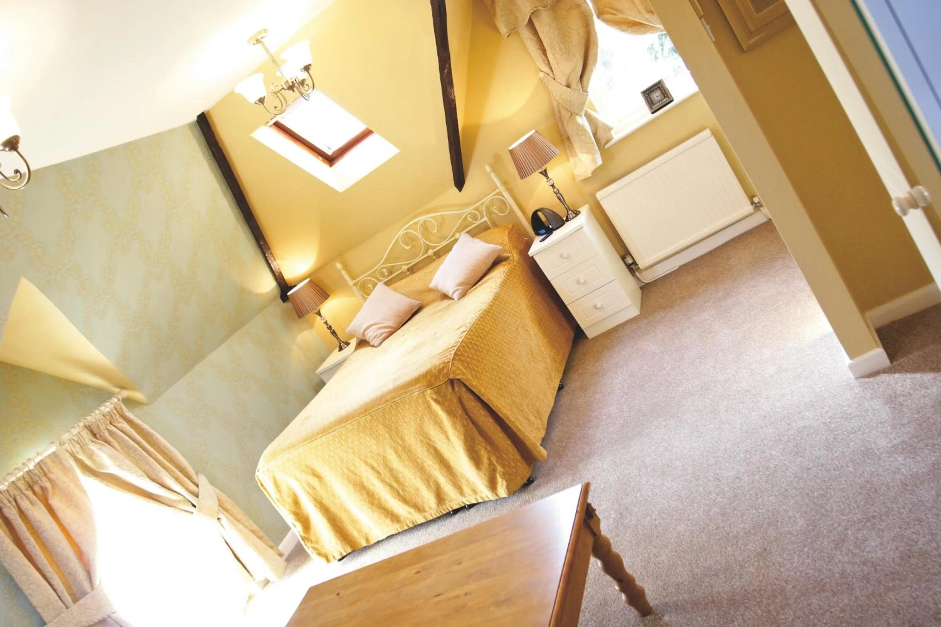 Photo of the whole room, Bed in Cotford Hotel