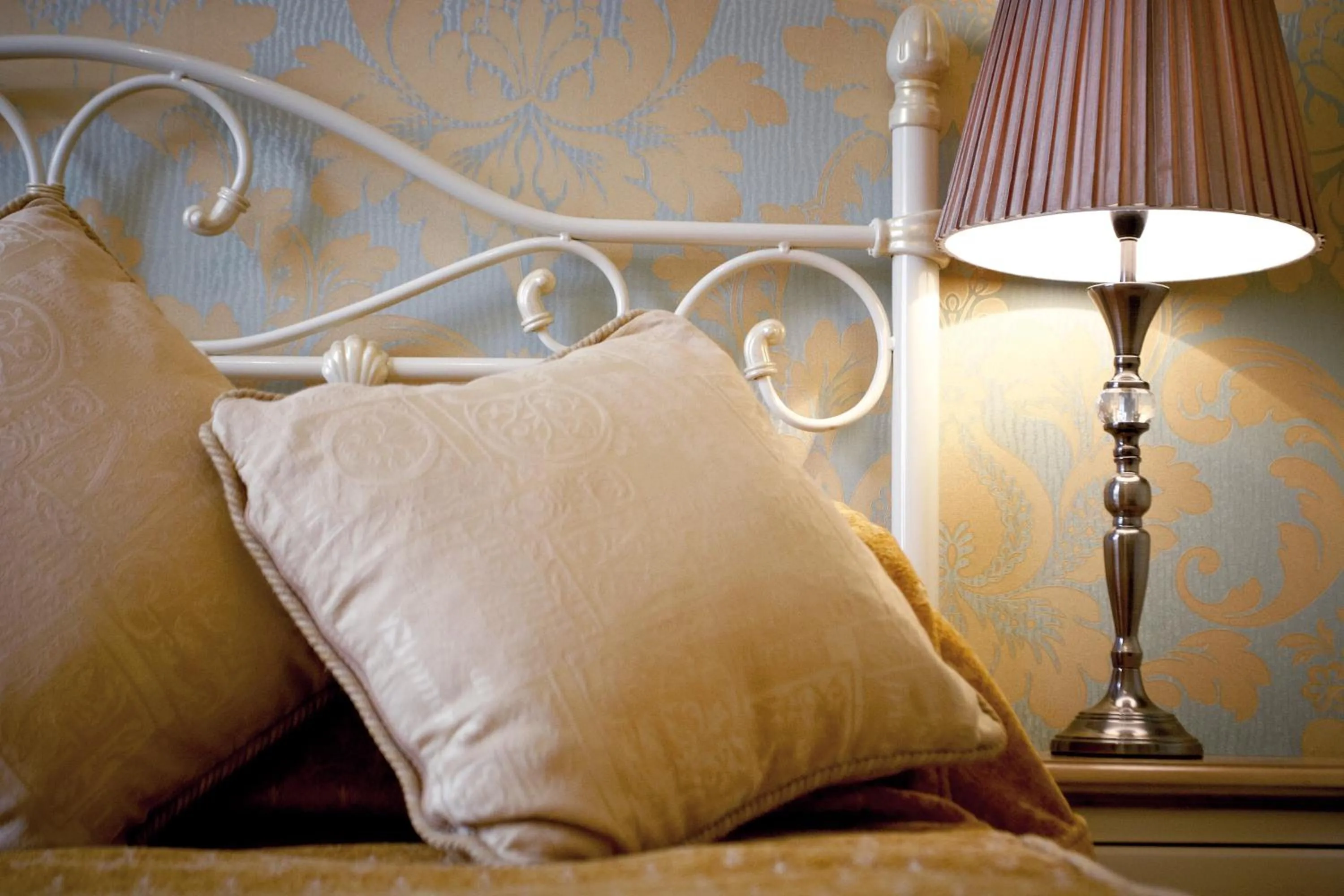 Bed in Cotford Hotel