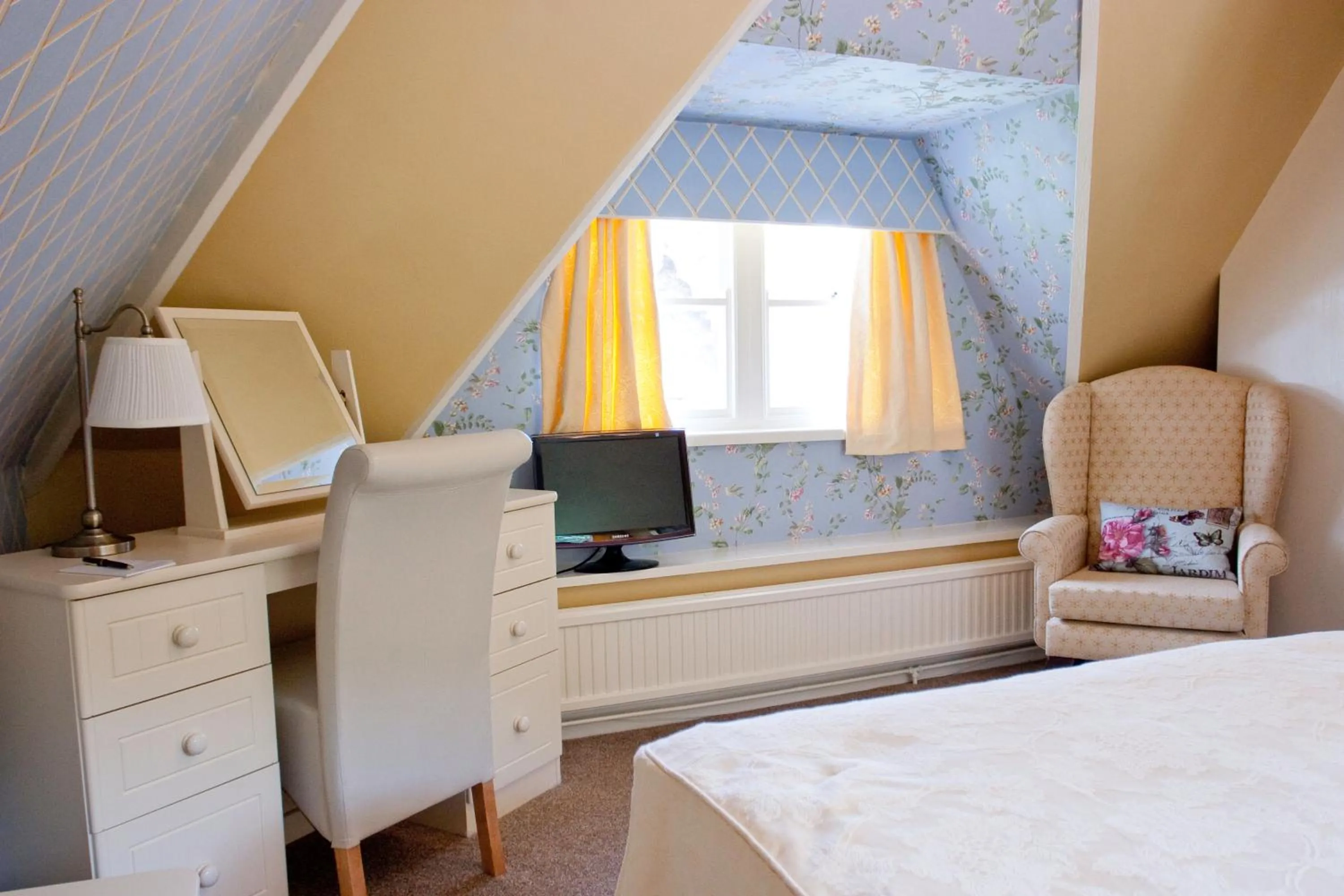 Bed in Cotford Hotel