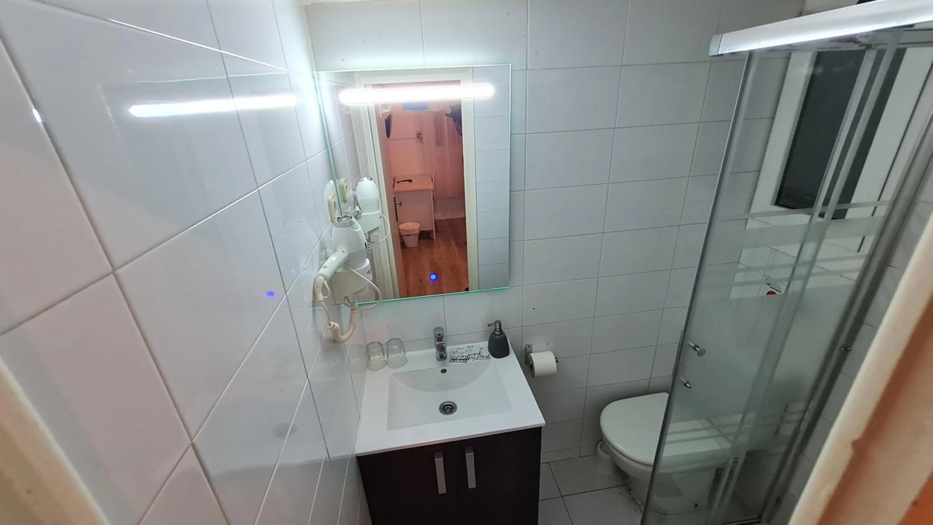 Shower in Hostal Eixample