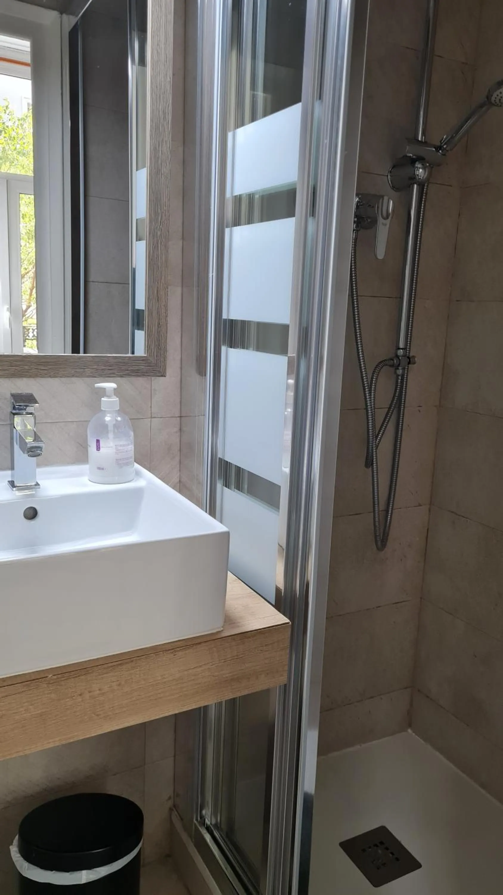 Shower in Hostal Eixample