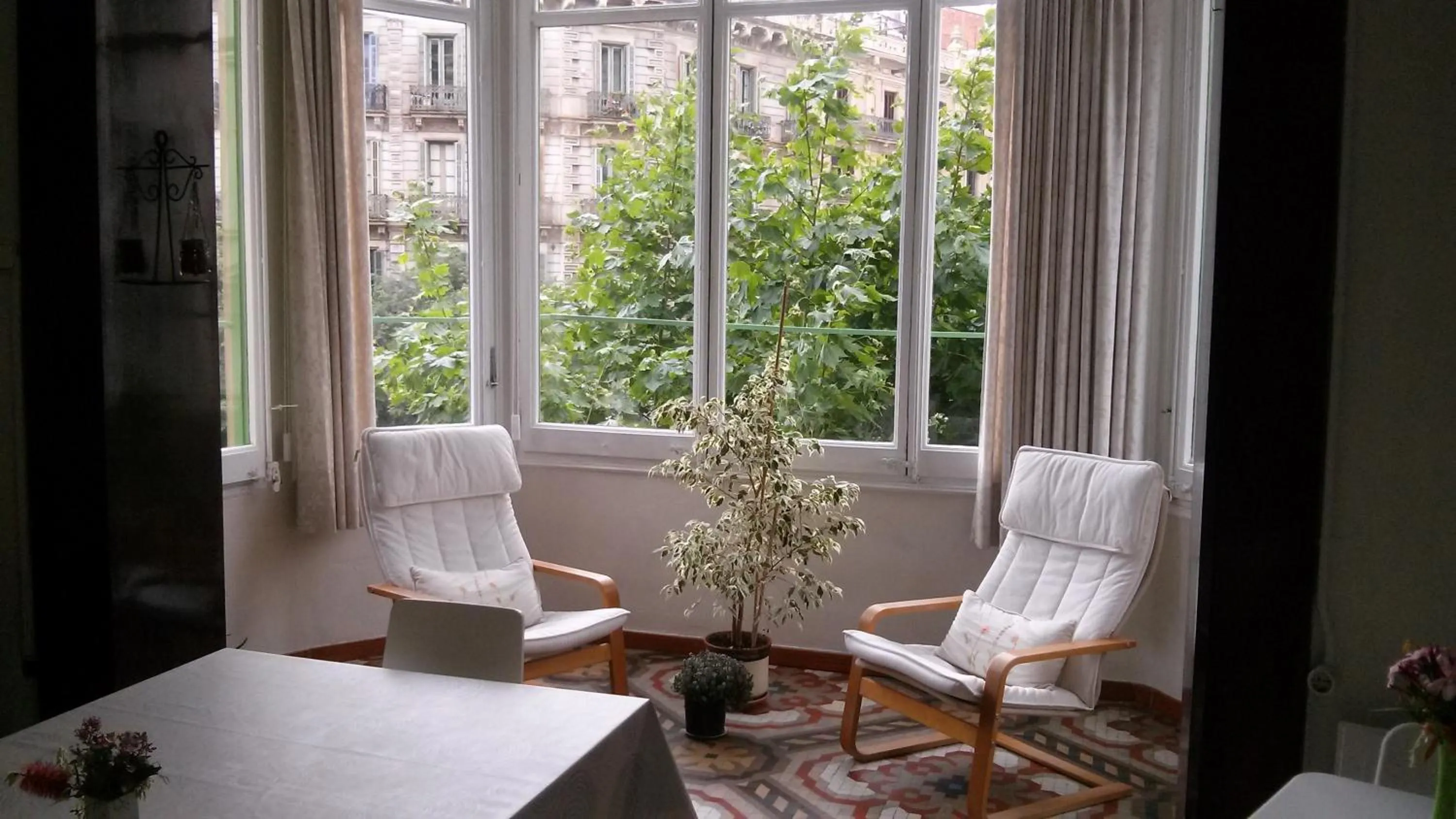 Communal lounge/ TV room in Hostal Eixample