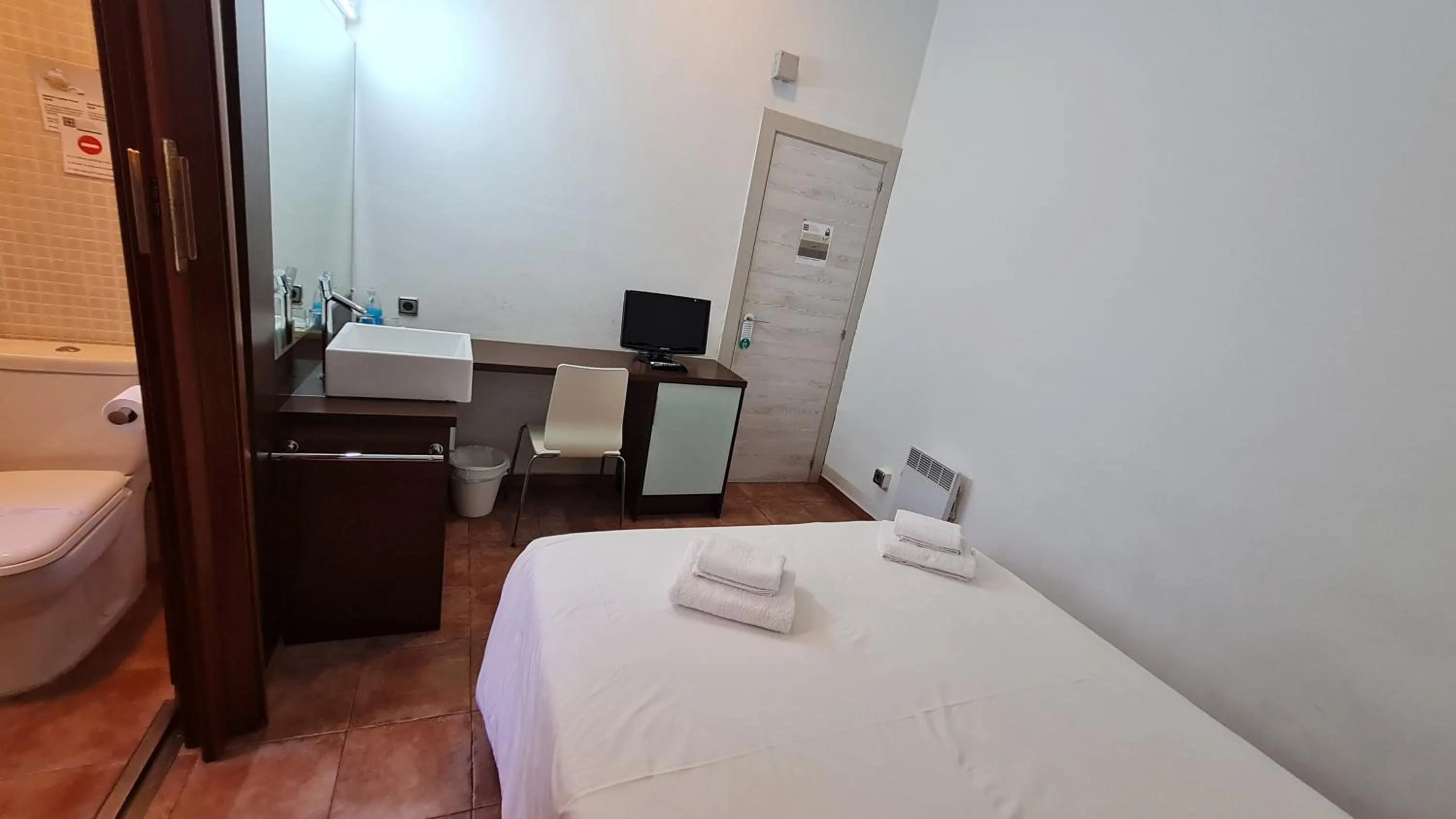 Toilet, Bed in Hostal Eixample